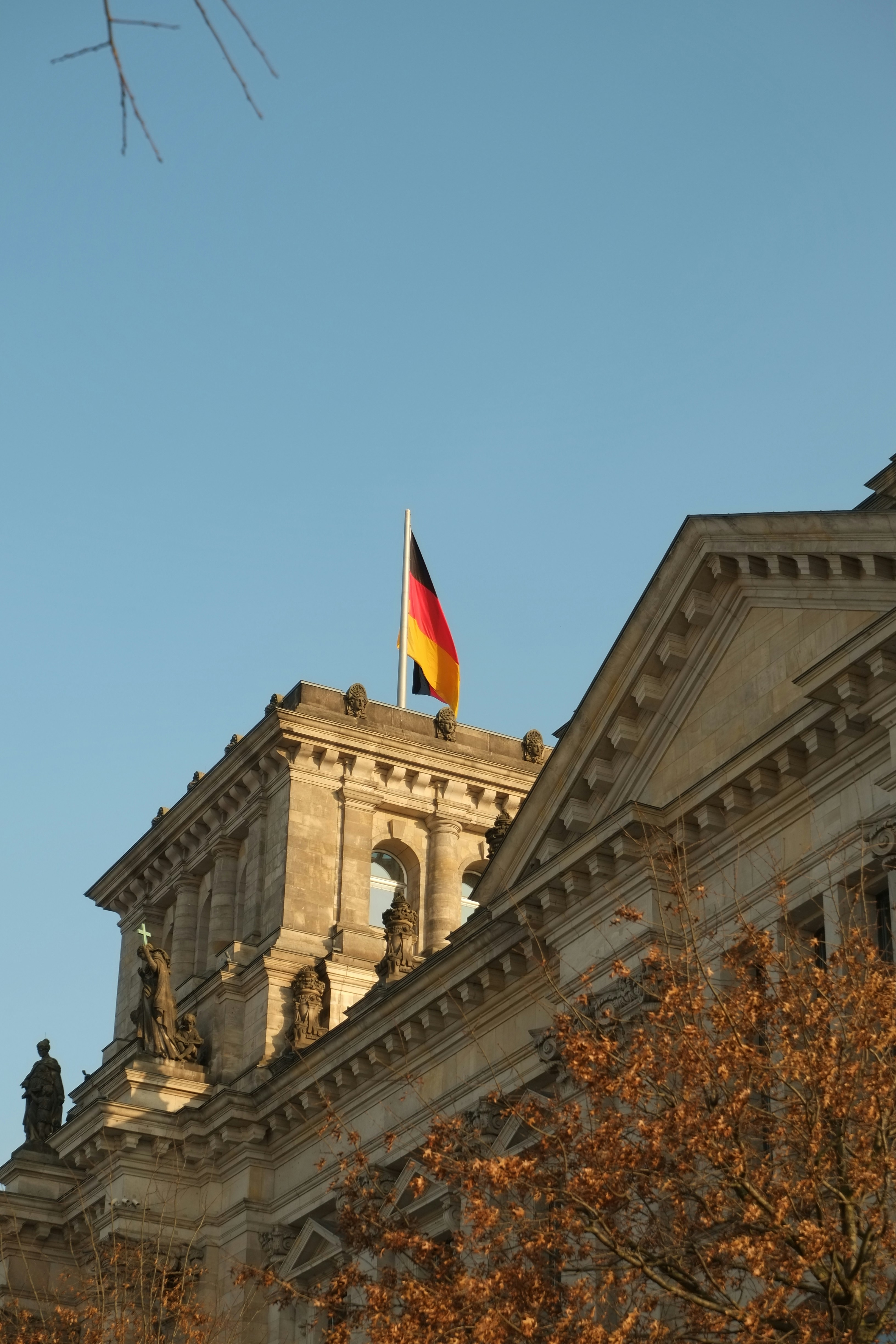 Deutsche Flagge weht über einem historischen Gebäude.