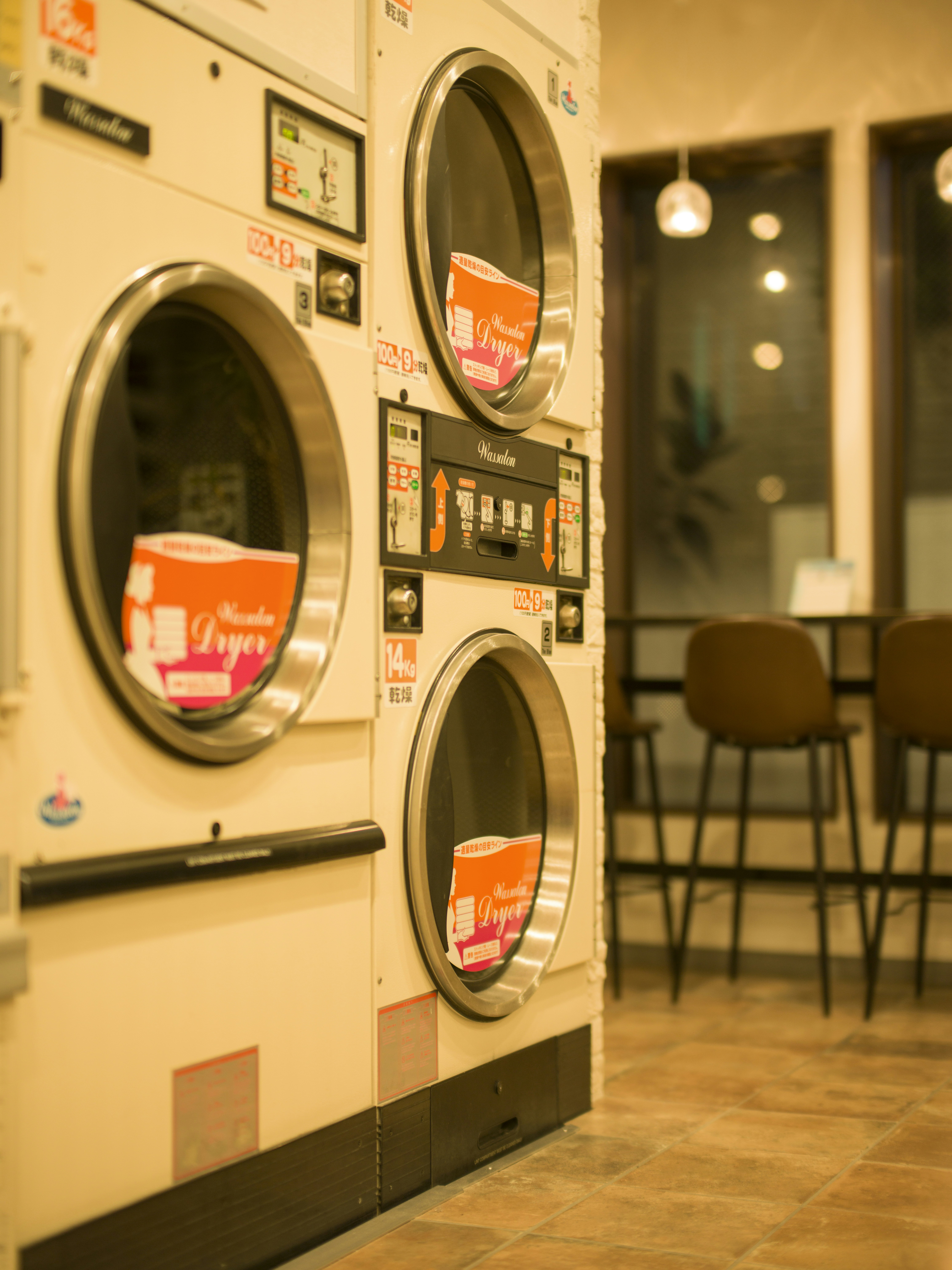 洗濯機はコインランドリーの中に表示されます。