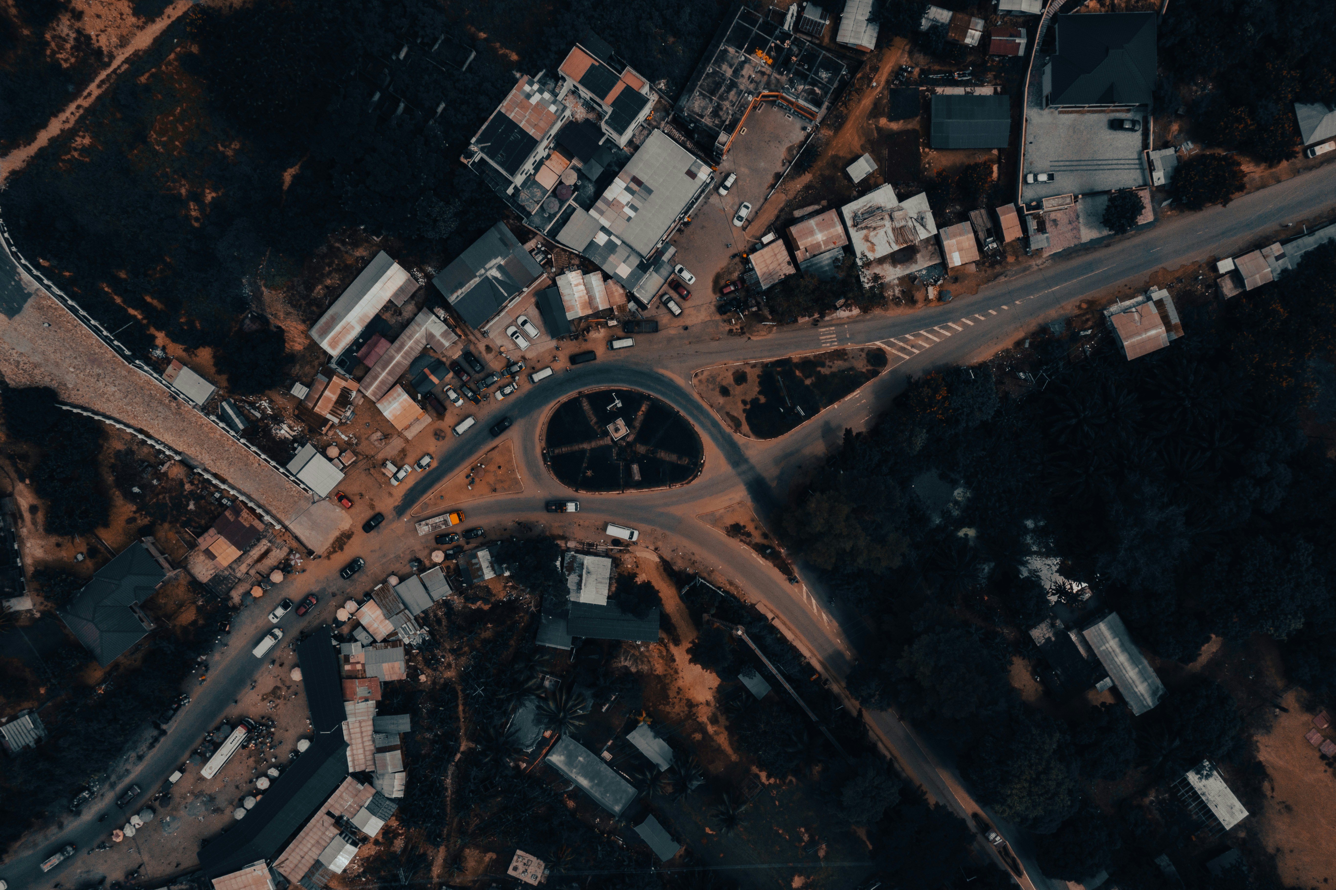 Vue aérienne d’un rond-point très fréquenté dans une ville.