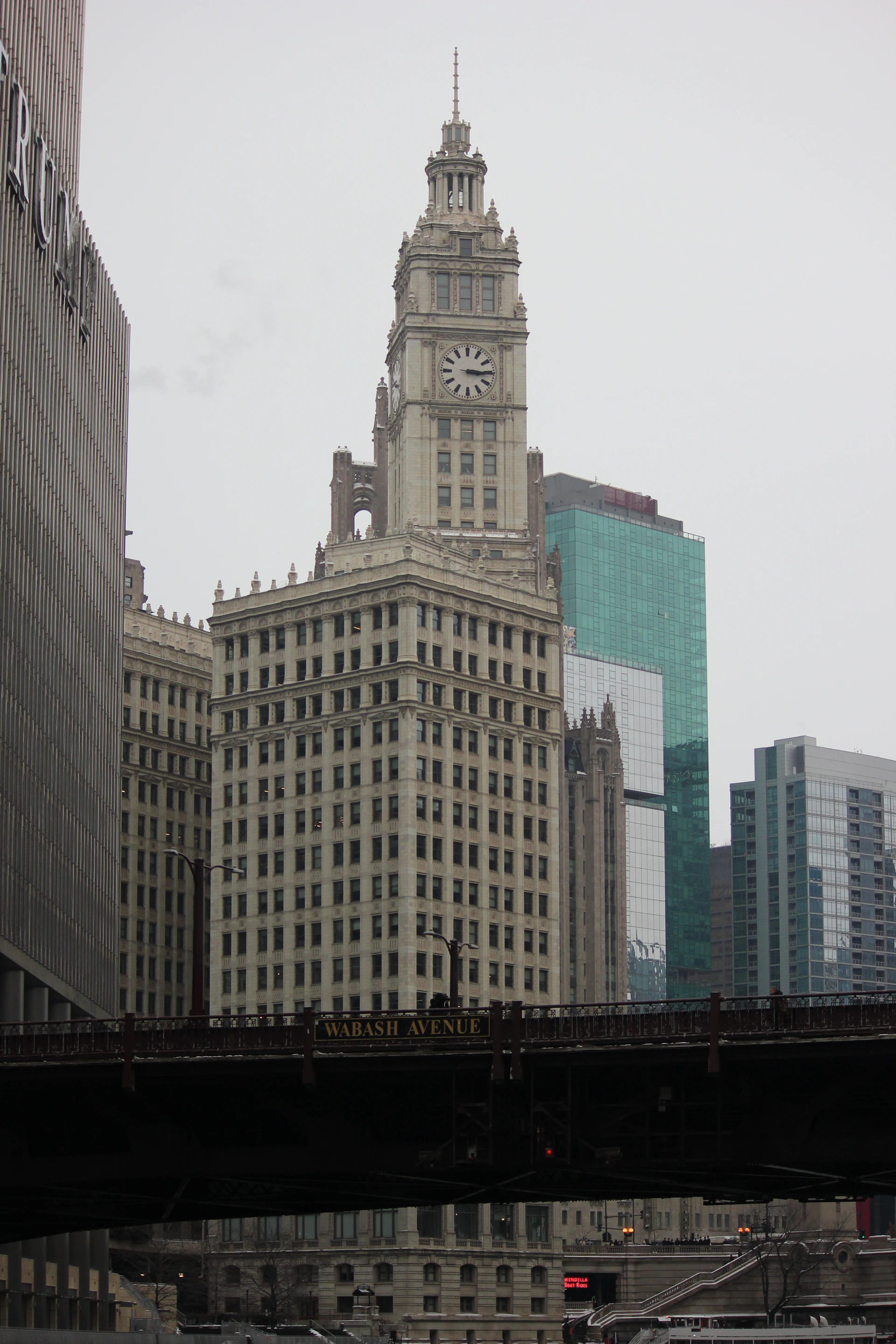 The wrigley building in chicago is shown.