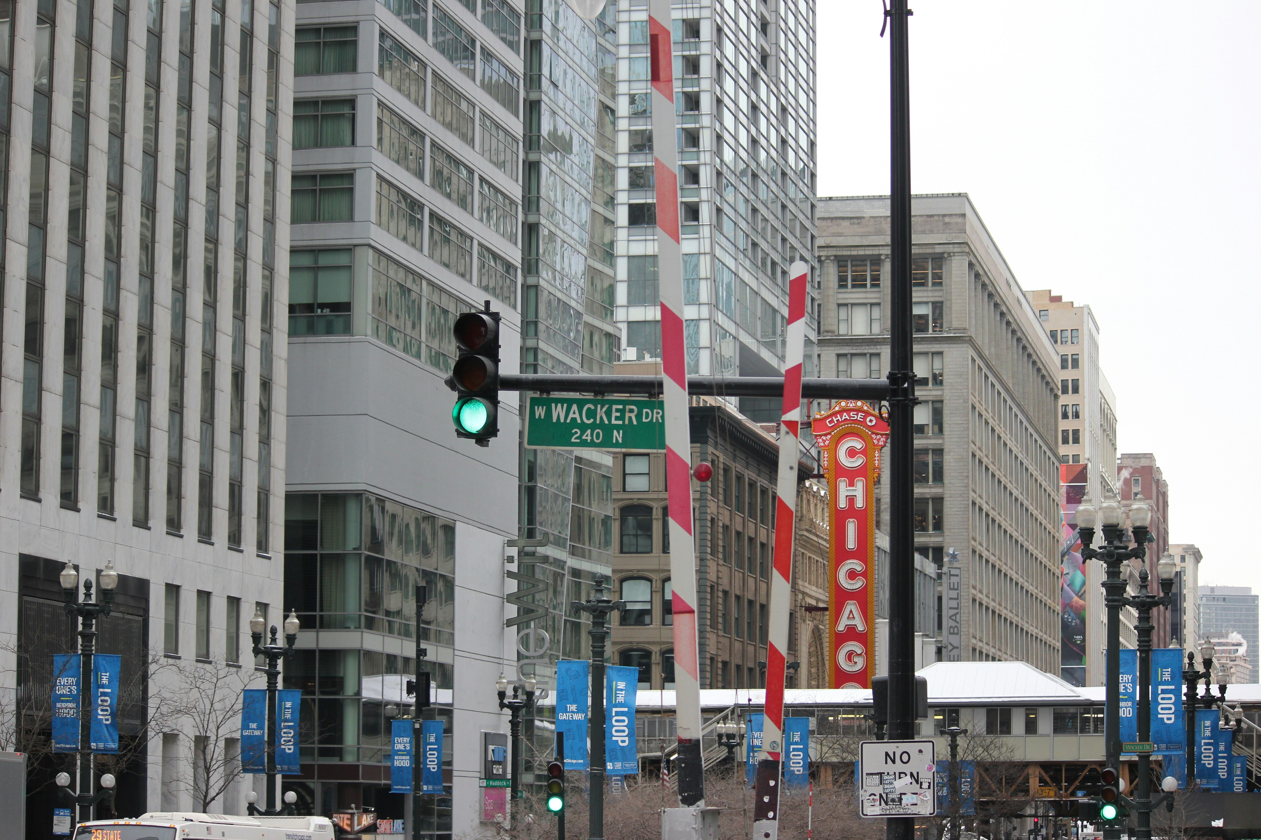 Busy street in Chicago's West Loop neighborhood - apartments for rent in chicago