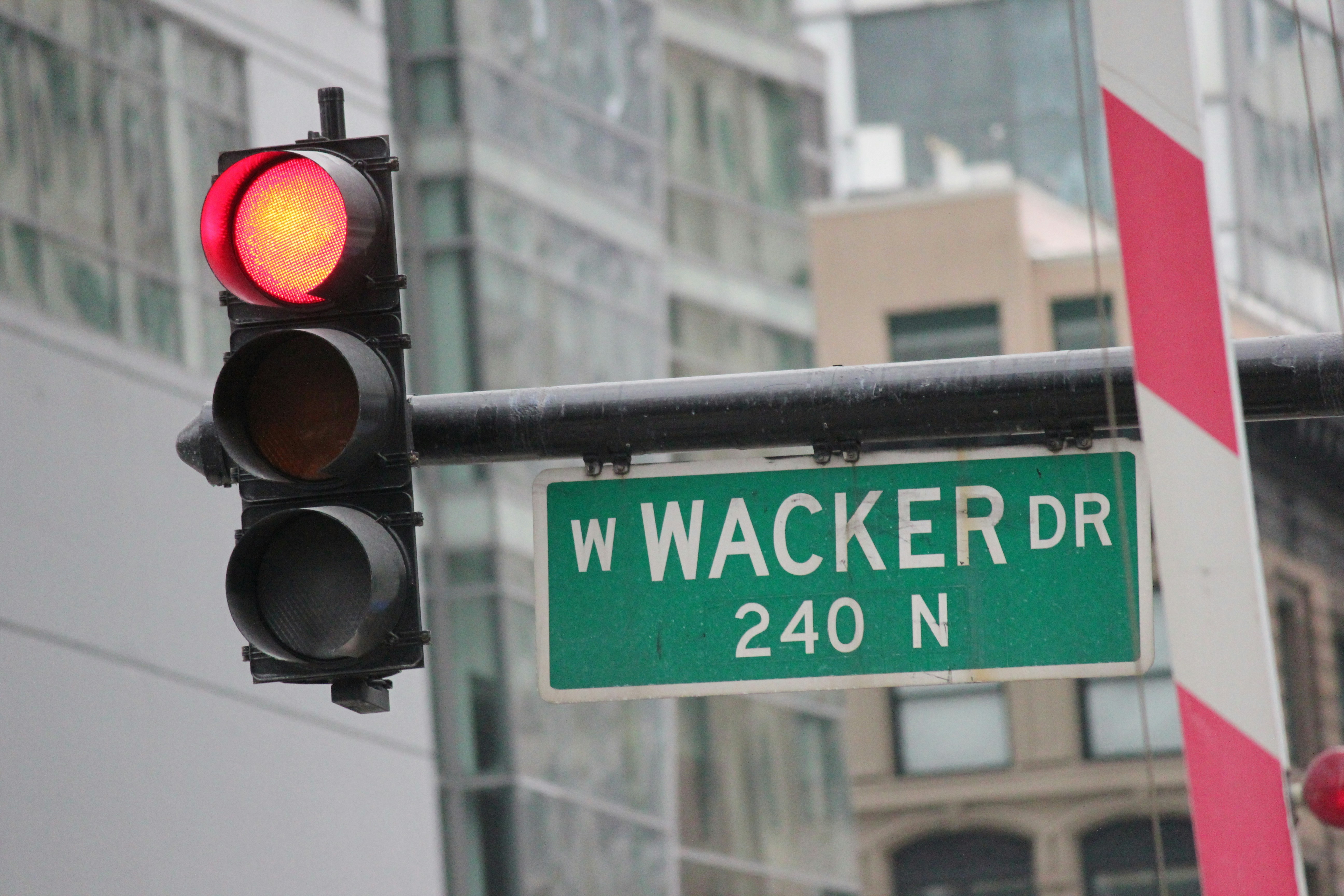 A red traffic light over wacker drive. photo – Free Light Image on Unsplash