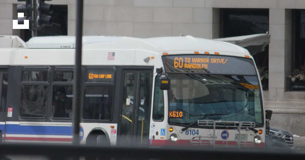 Intersection Bus Box A bus is stopped at a city intersection. photo – Free Car Image on Unsplash