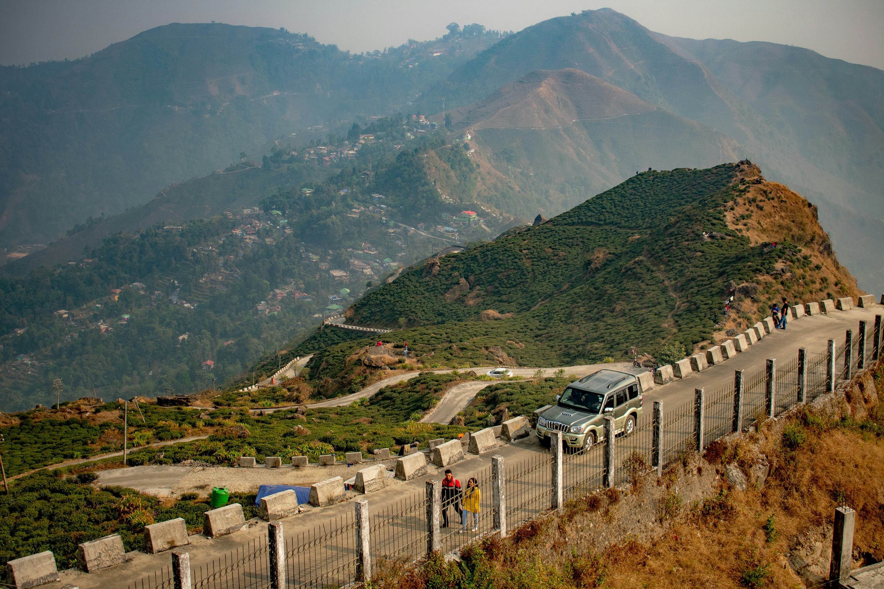 Carretera sinuosa a través de un terreno pintoresco y montañoso.