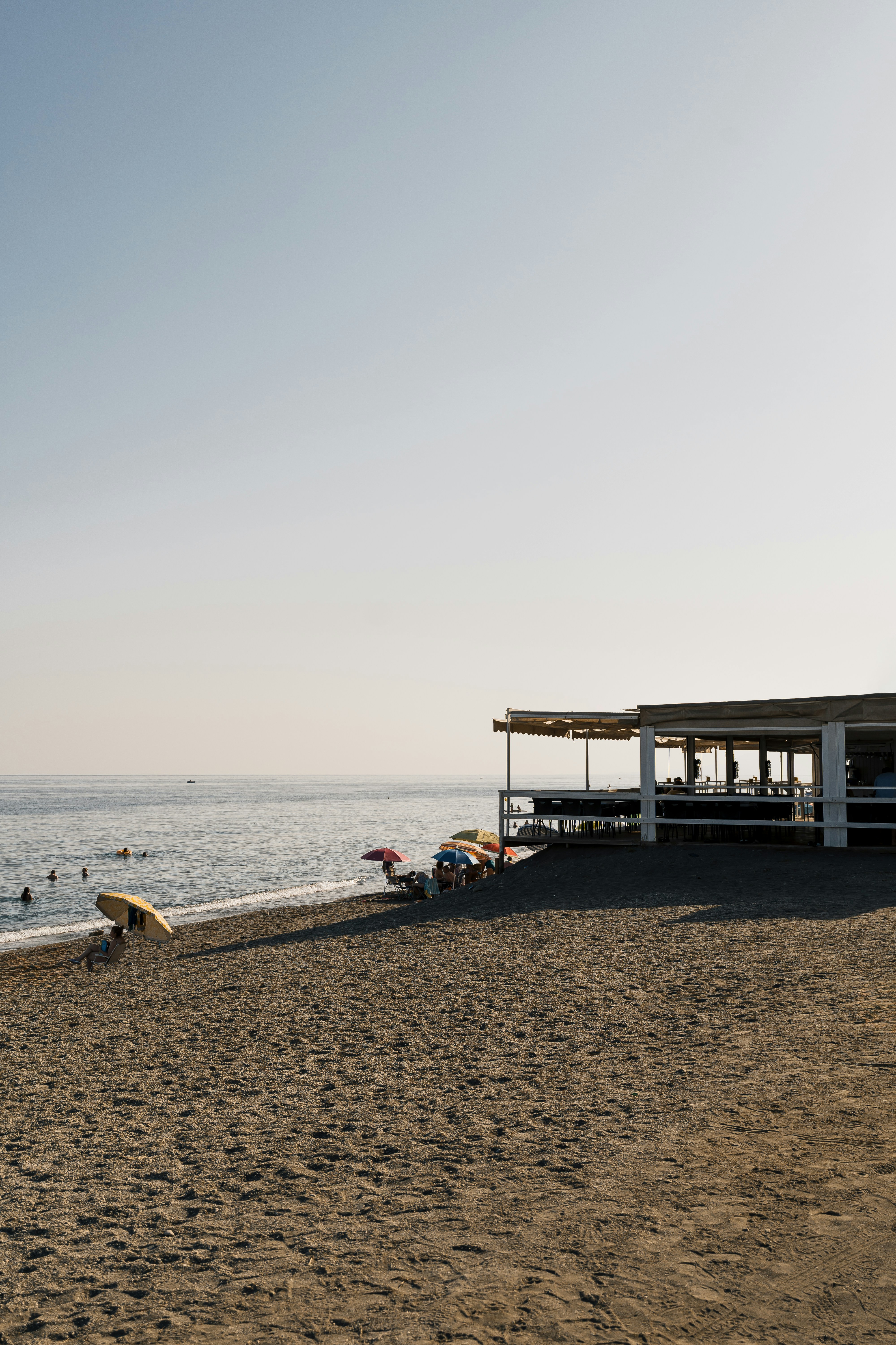 Un bar sulla spiaggia · foto di repertorio