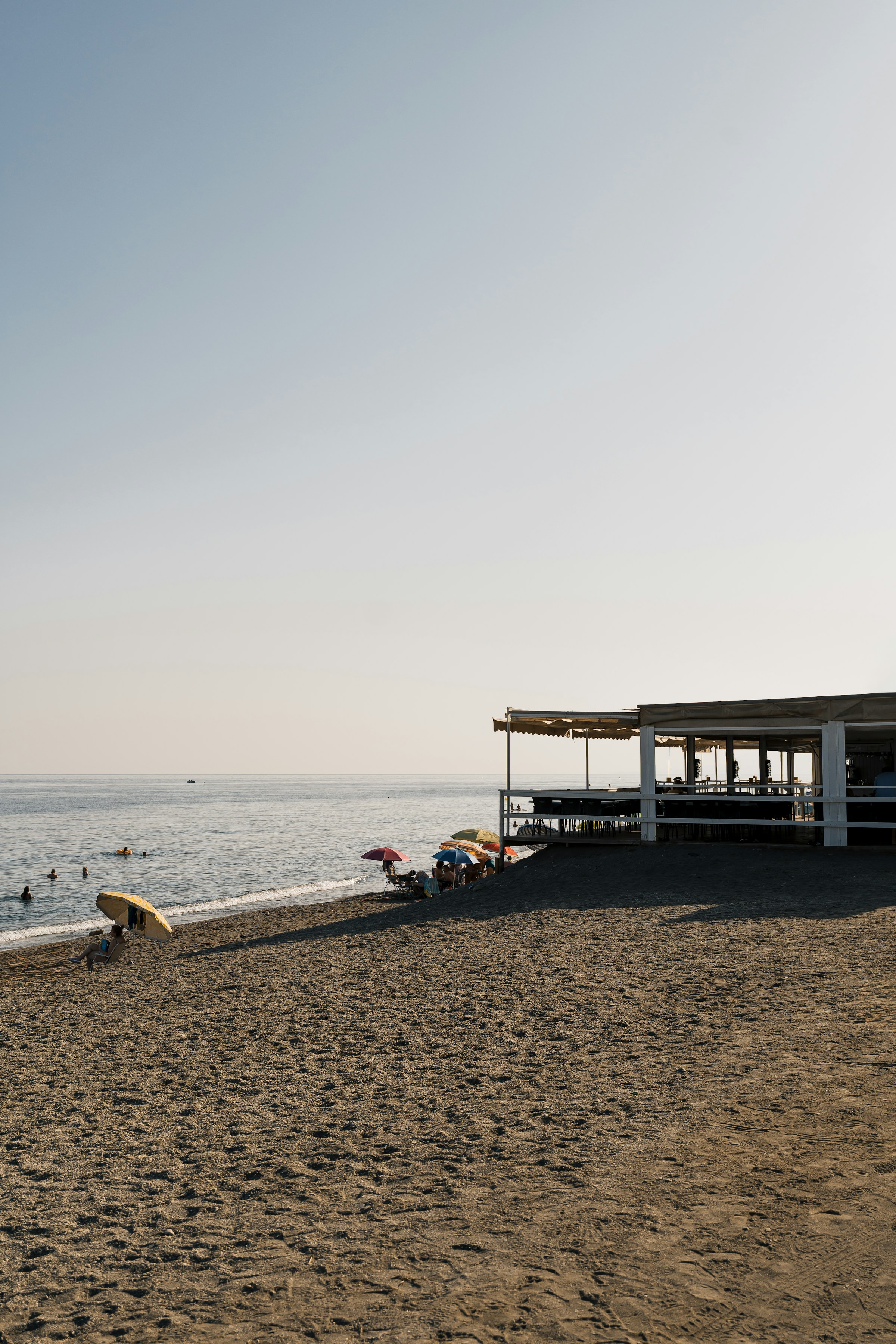 Chiringuito et parasols sur la plage