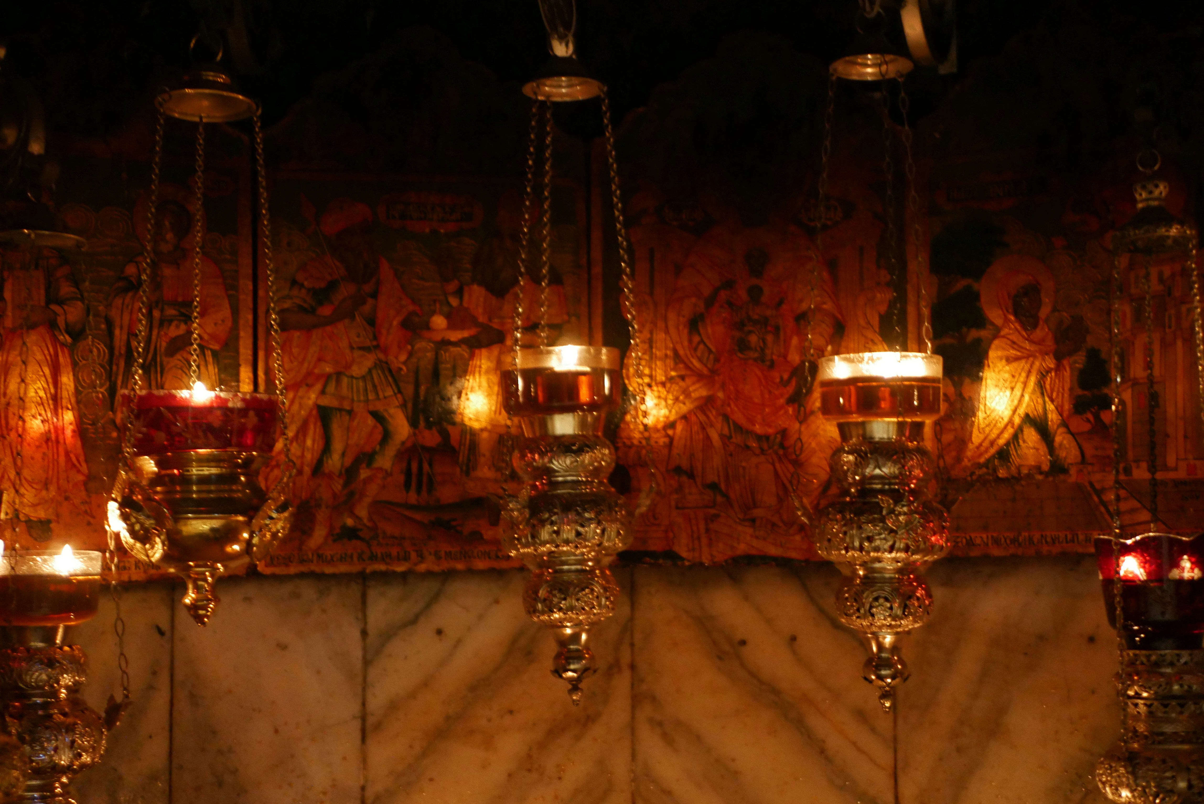 Lanterns candles rustic decor, ilustrasi artikel Beyond Blooms: Stunning Non-Floral Wedding Centerpiece Ideas 3