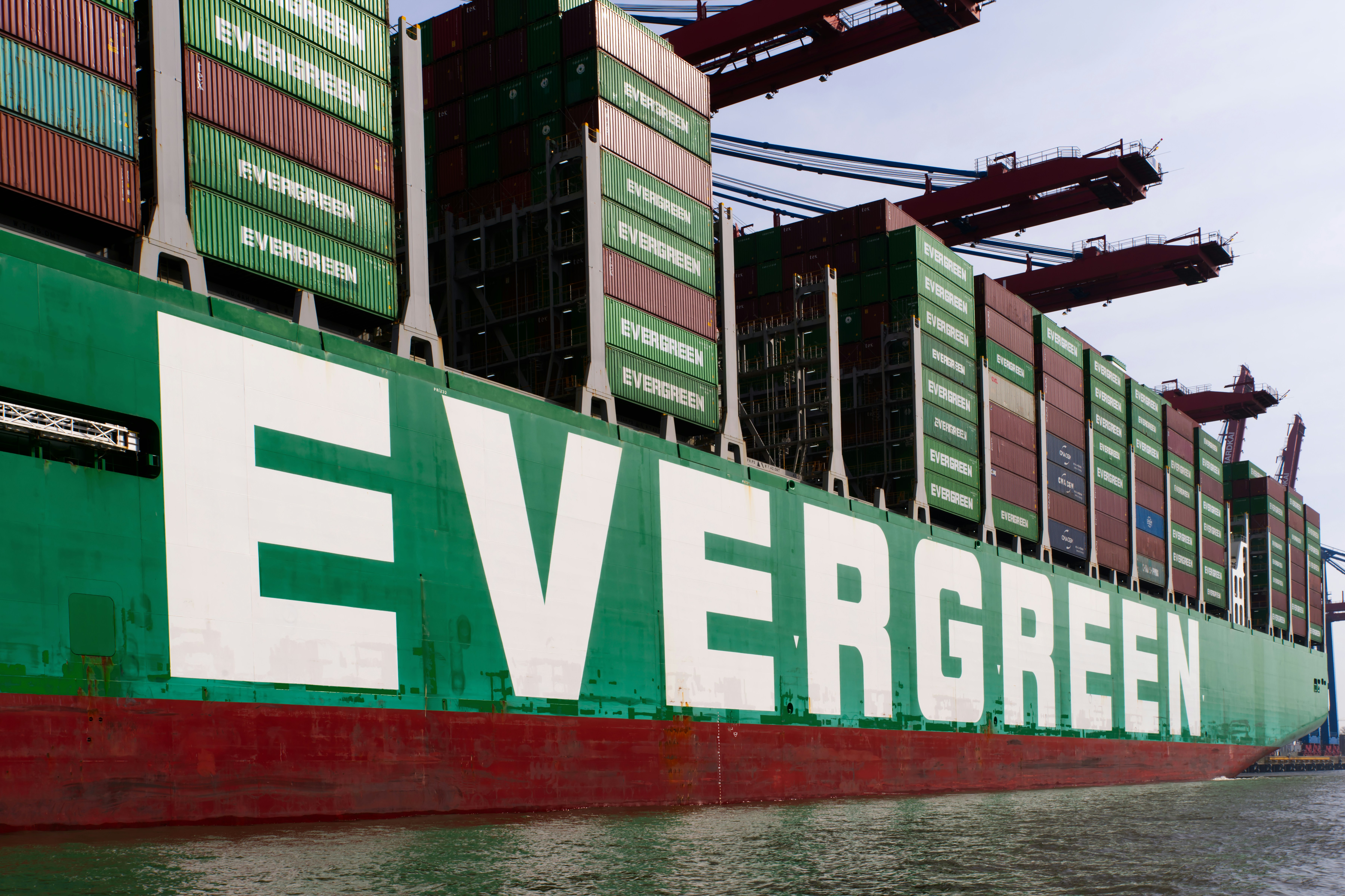 Ein immergrünes Frachtschiff liegt im Dock.