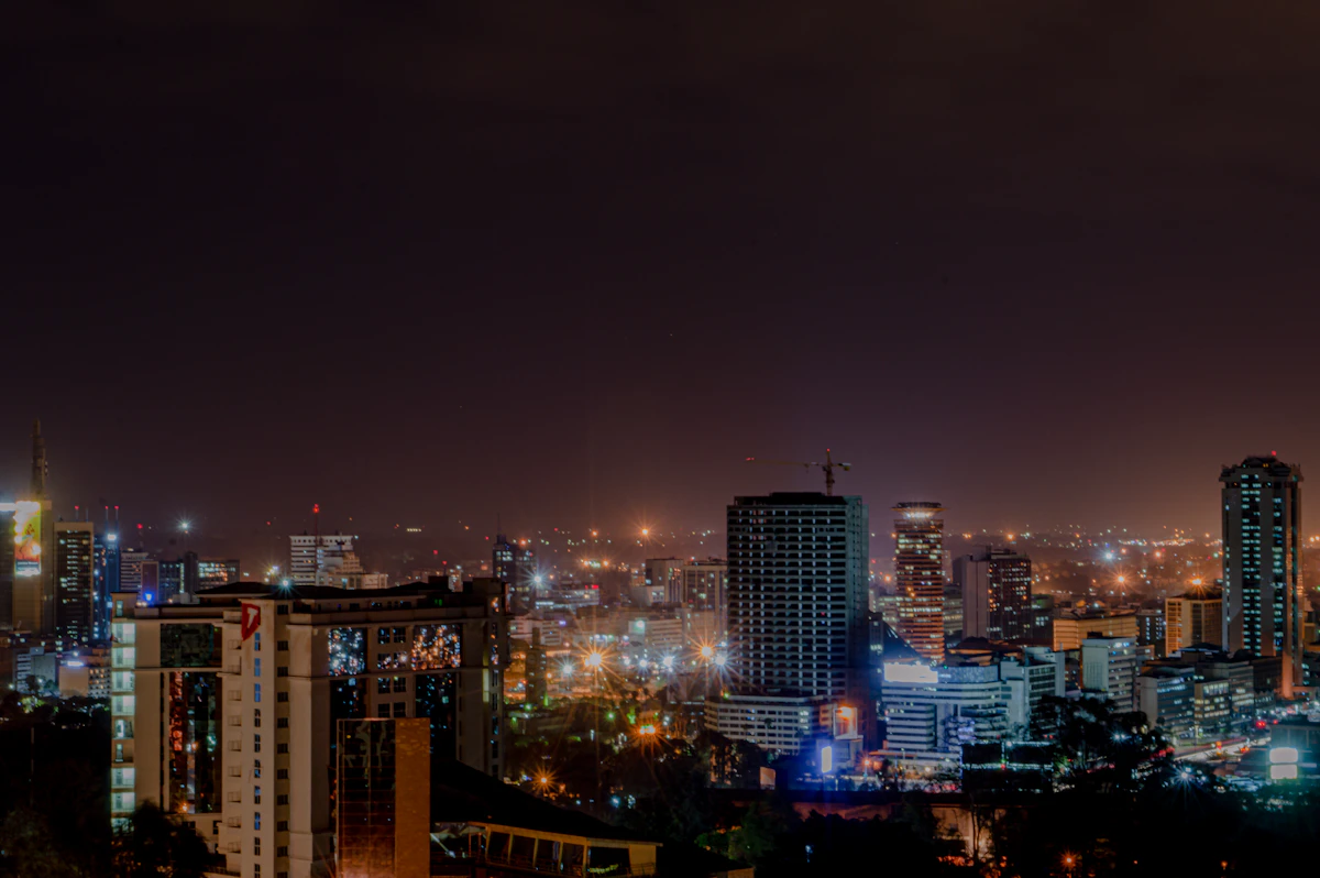 Skyline nocturne d'une ville africaine symbolisant la vision de croissance d'APEX INTERNATIONAL