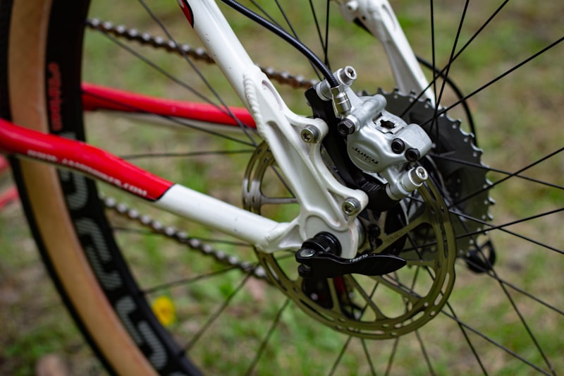 Detail van een fietswiel met remschijf
