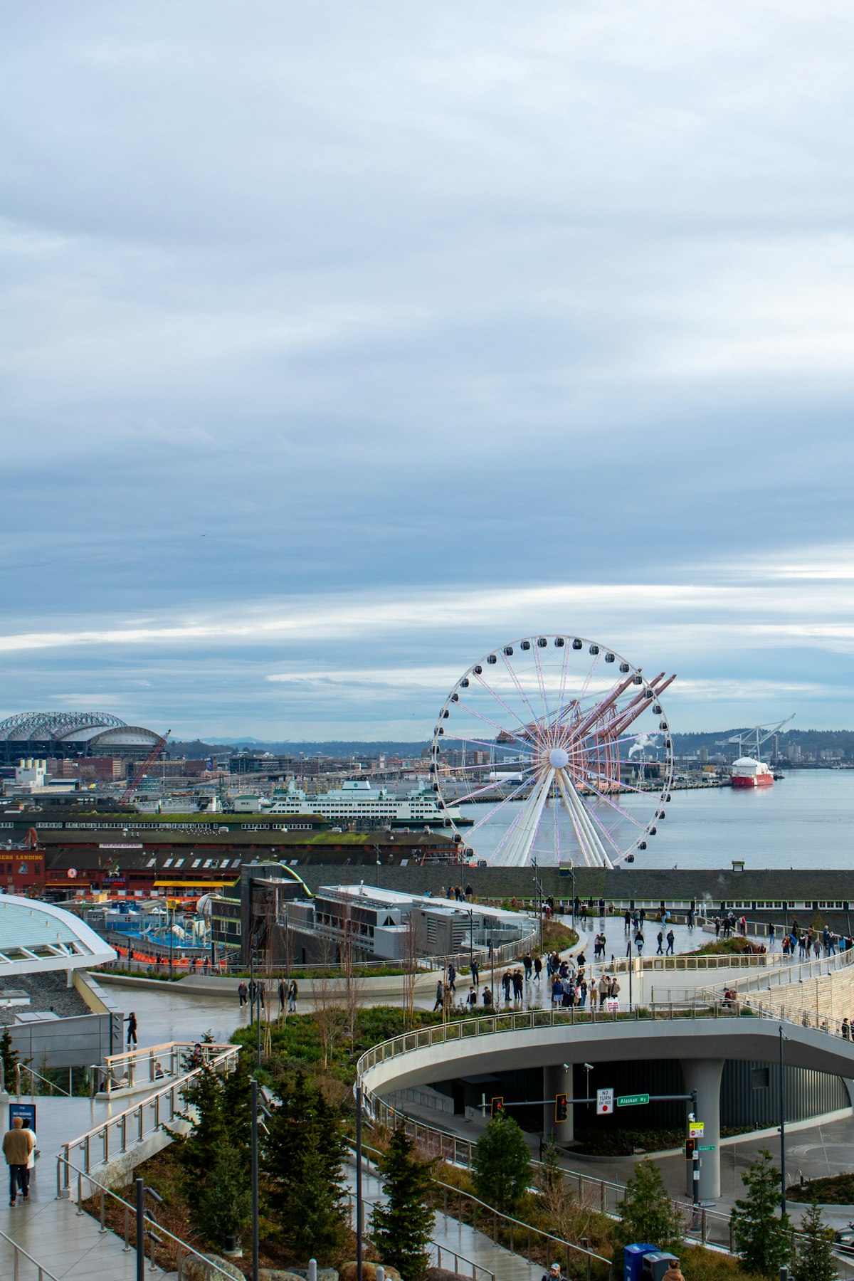 Ballard Seattle — Seattle waterfront with the Great Wheel and Elliott Bay, Seattle skyline beyond