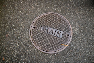 A round drain cover reads "drain".