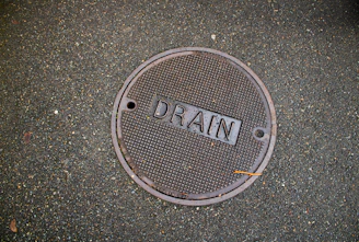 A round drain cover reads "drain".