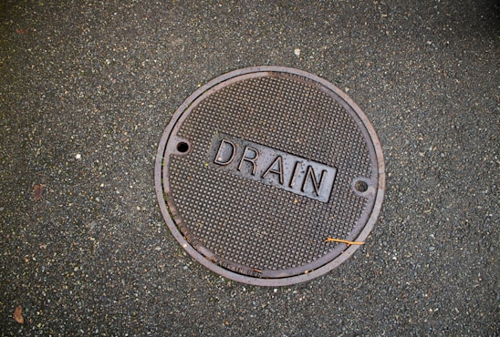 A round drain cover reads "drain".