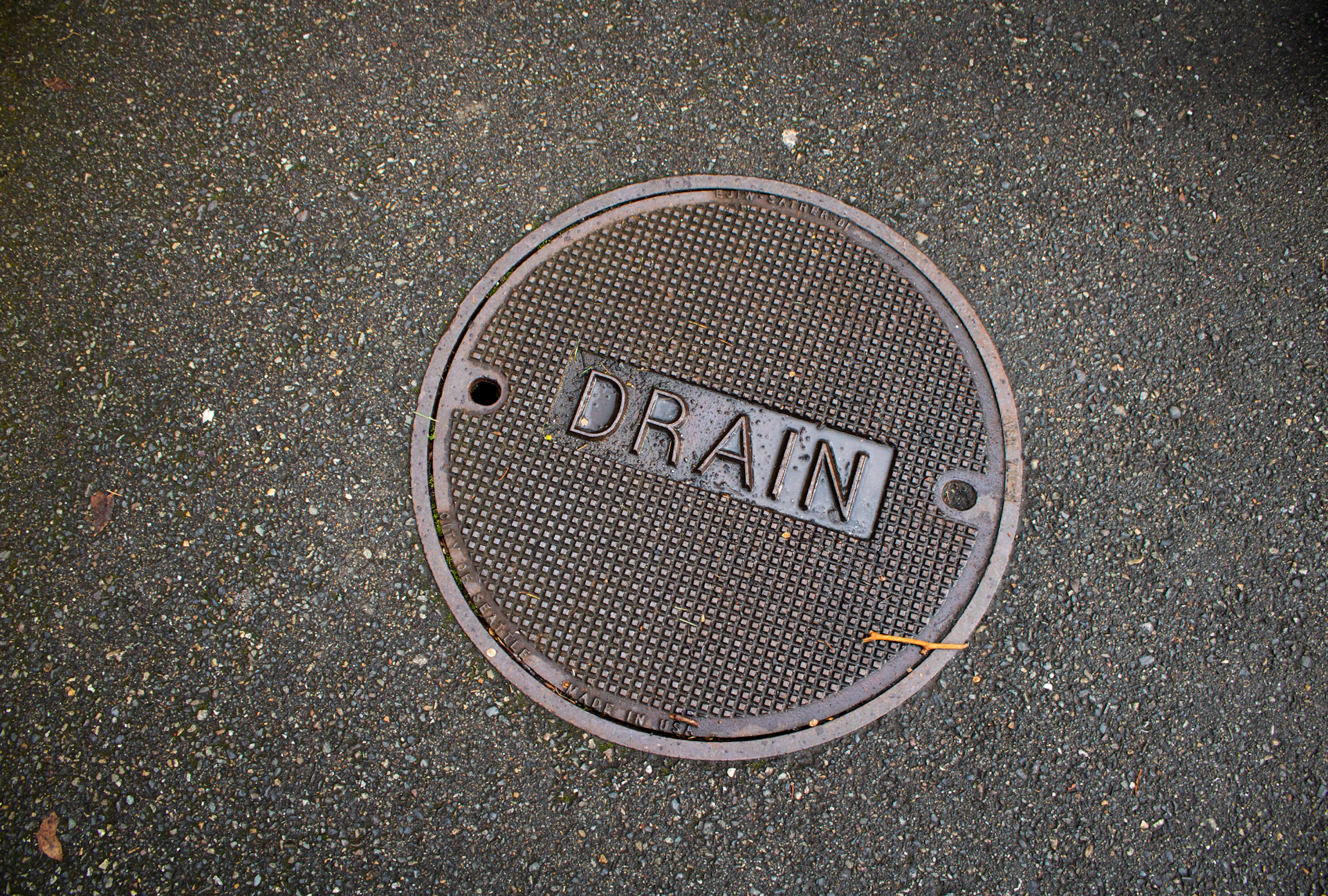 A round drain cover reads "drain".