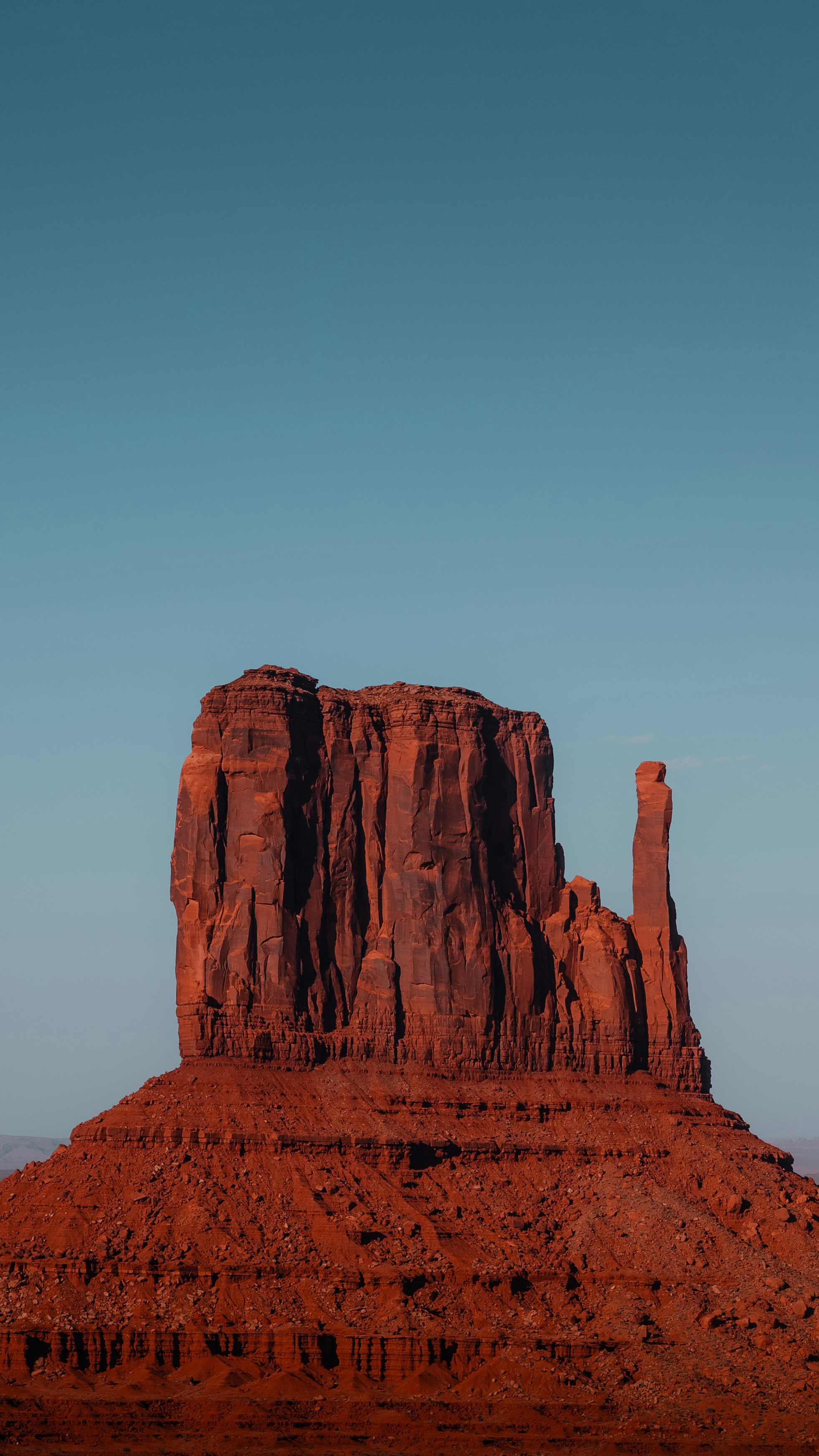 Le colline della Monument Valley si stagliano alte contro il cielo.