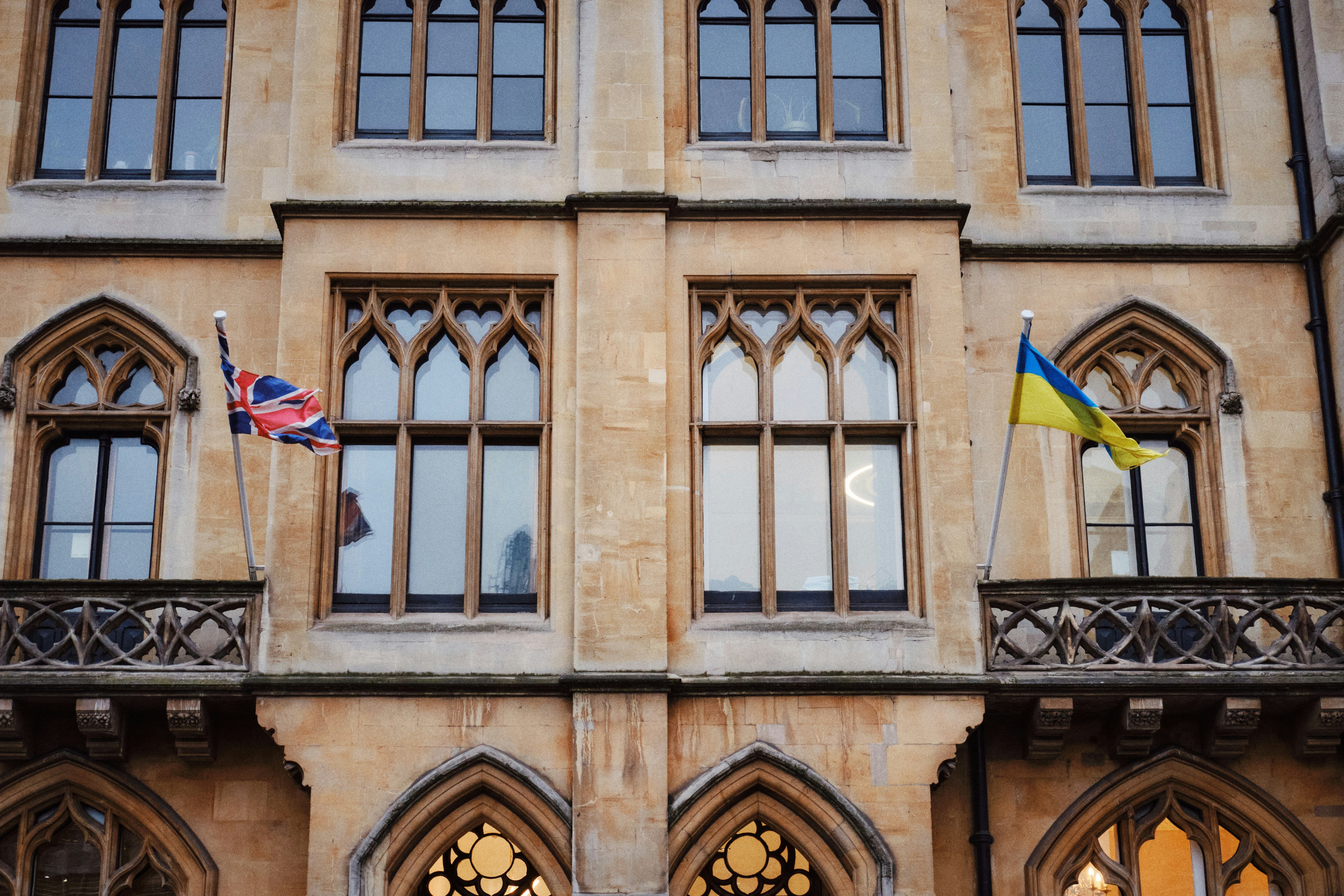 Bâtiments avec des drapeaux britanniques et ukrainiens.