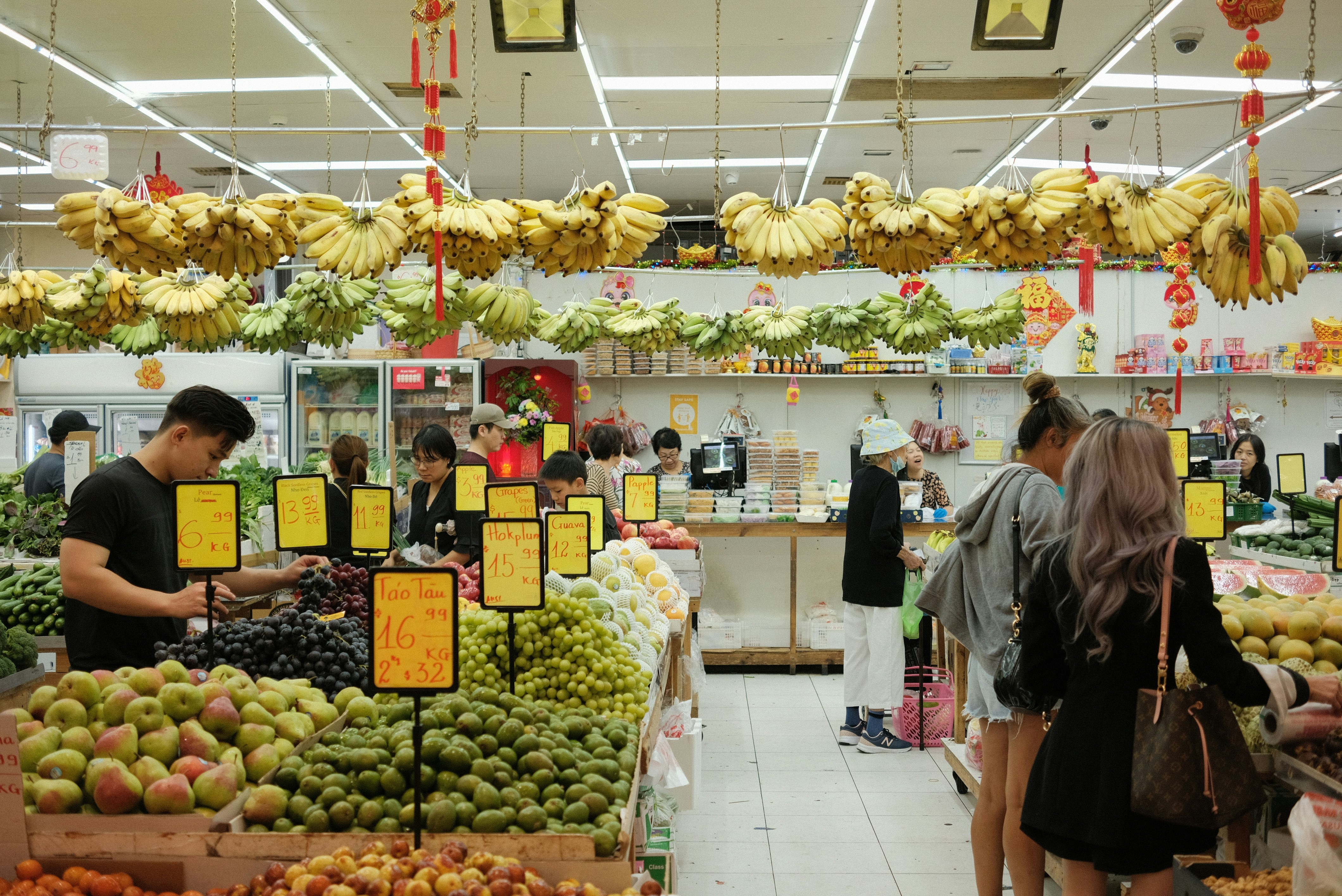 La gente compra productos en un mercado vibrante.