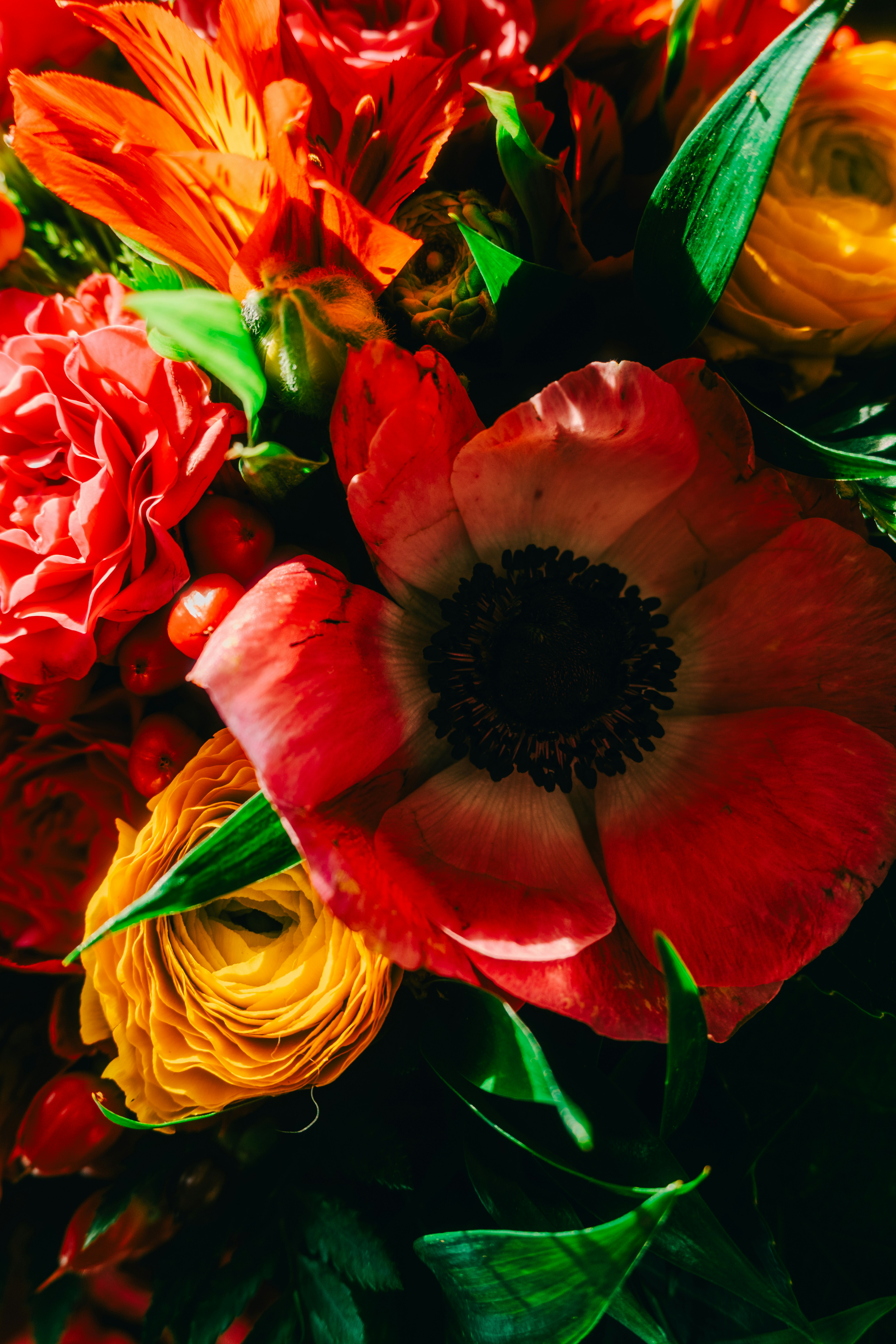 Lebendiger Strauß mit bunten und schönen Blumen.