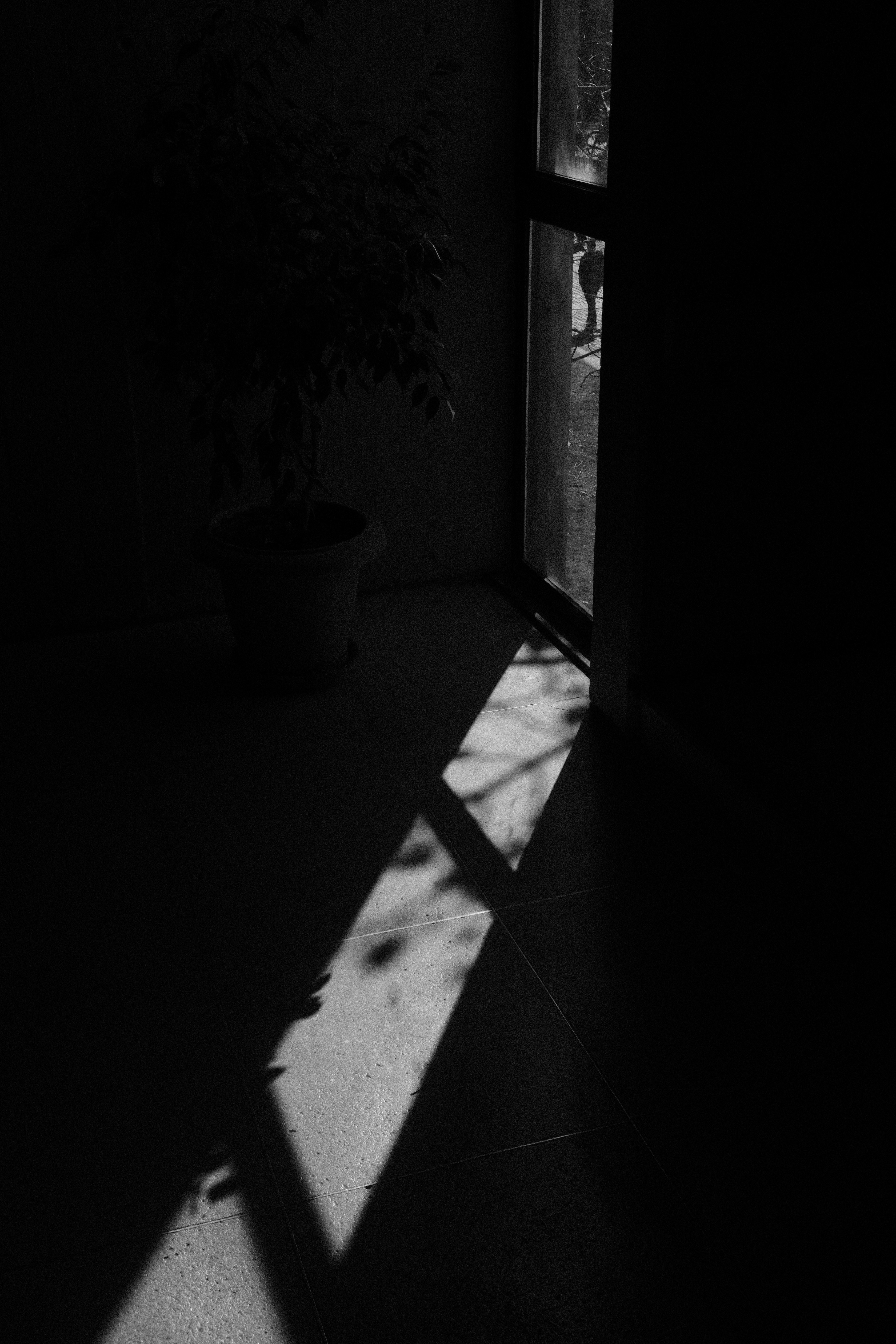 La luce e l'ombra riempiono una stanza di profondità.