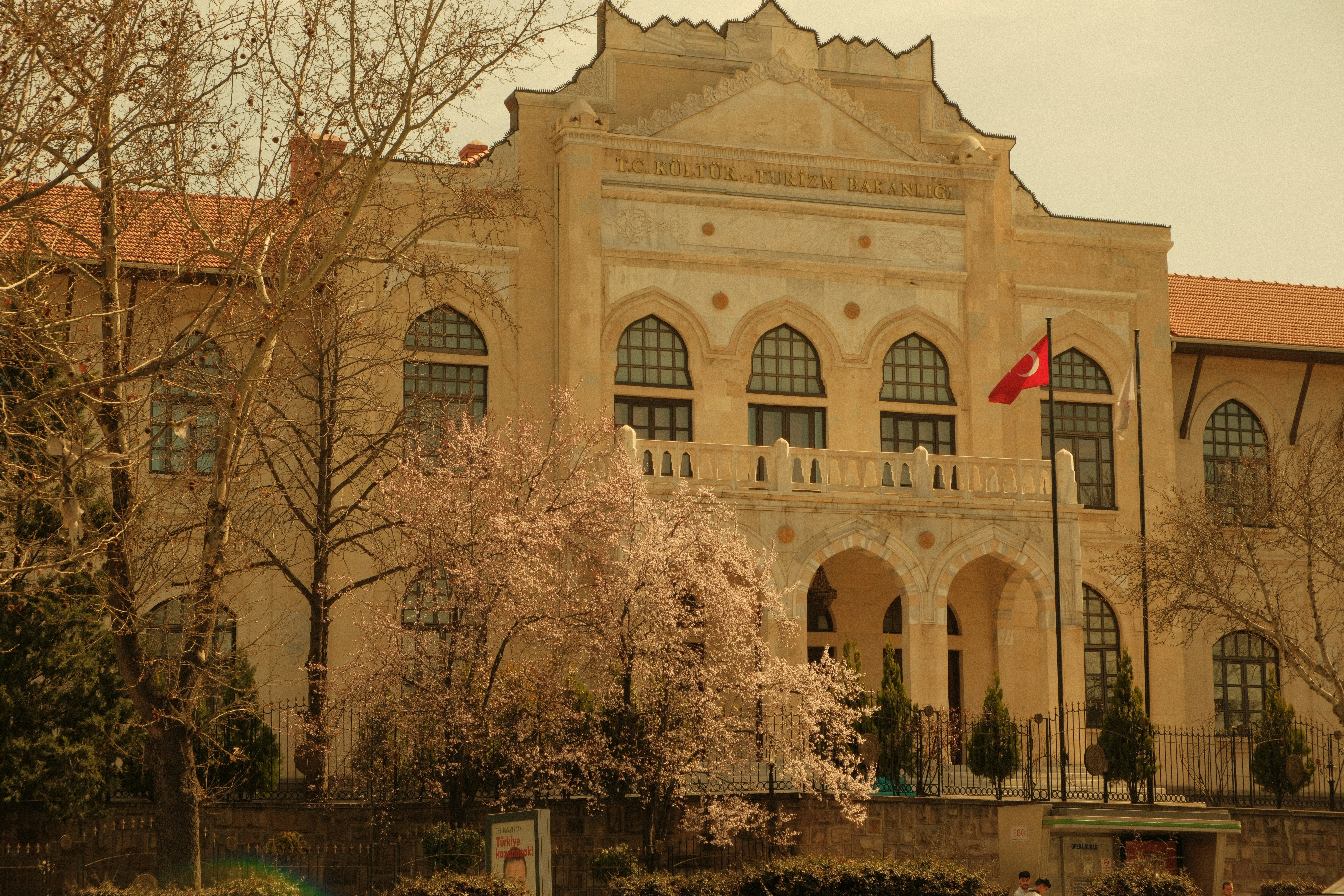 Un bellissimo edificio con una bandiera turca.