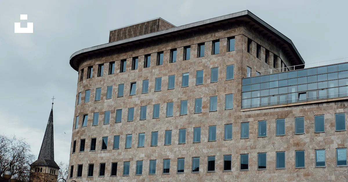 Die moderne Architektur zeichnet sich durch ein hohes Gebäude und einen ...
