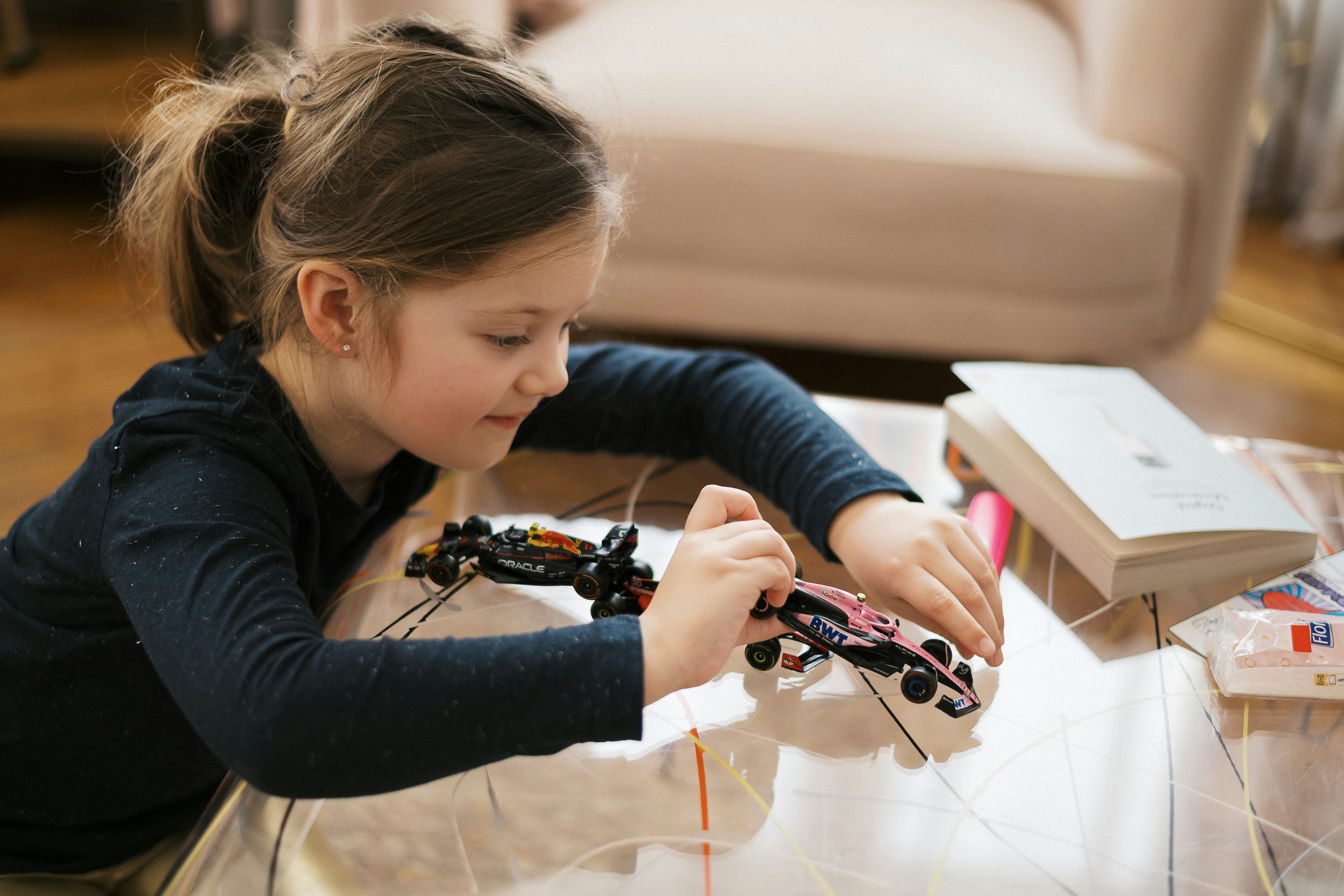 Mädchen baut konzentriert ein Spielzeugauto.