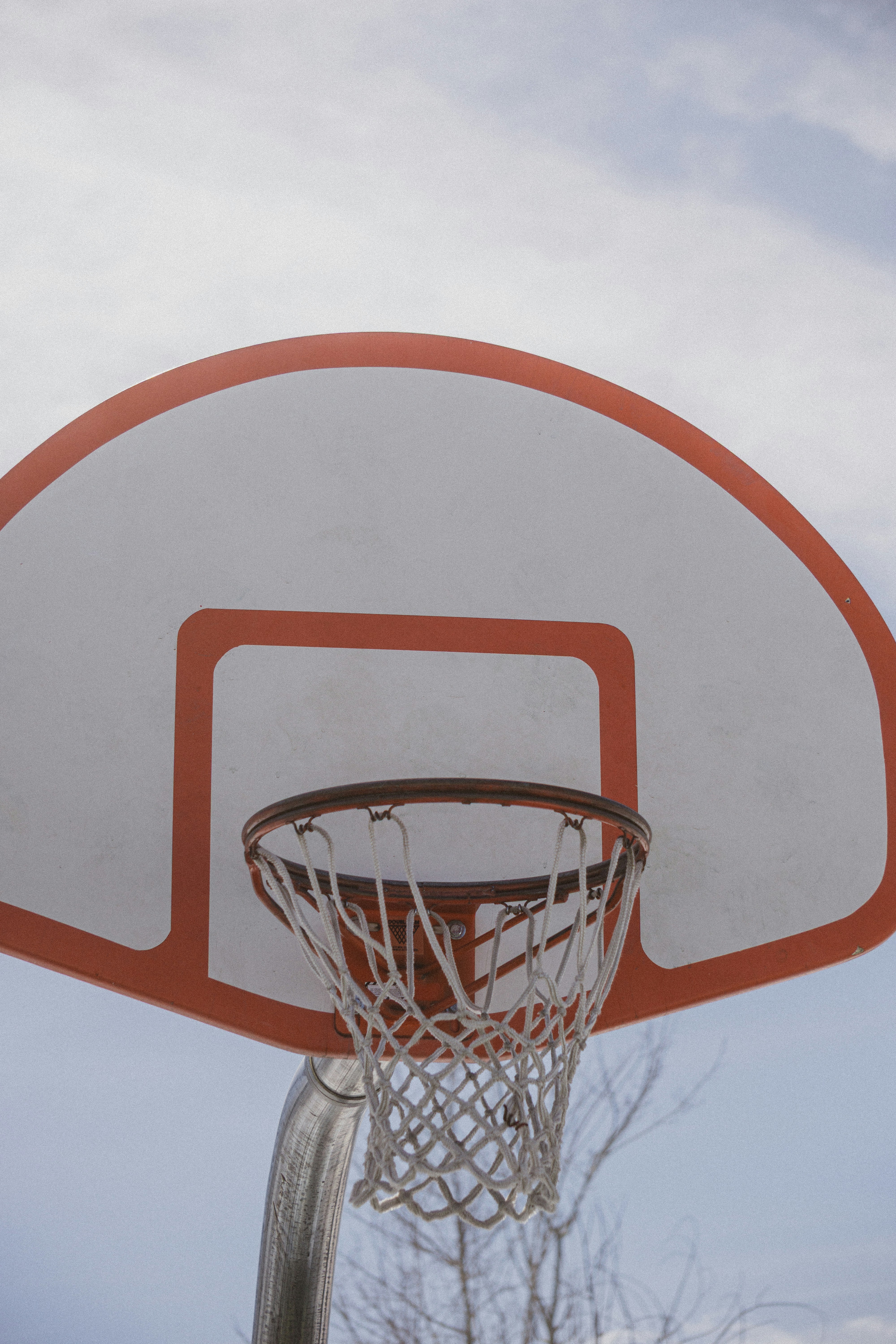 Aro de baloncesto contra un cielo nublado.