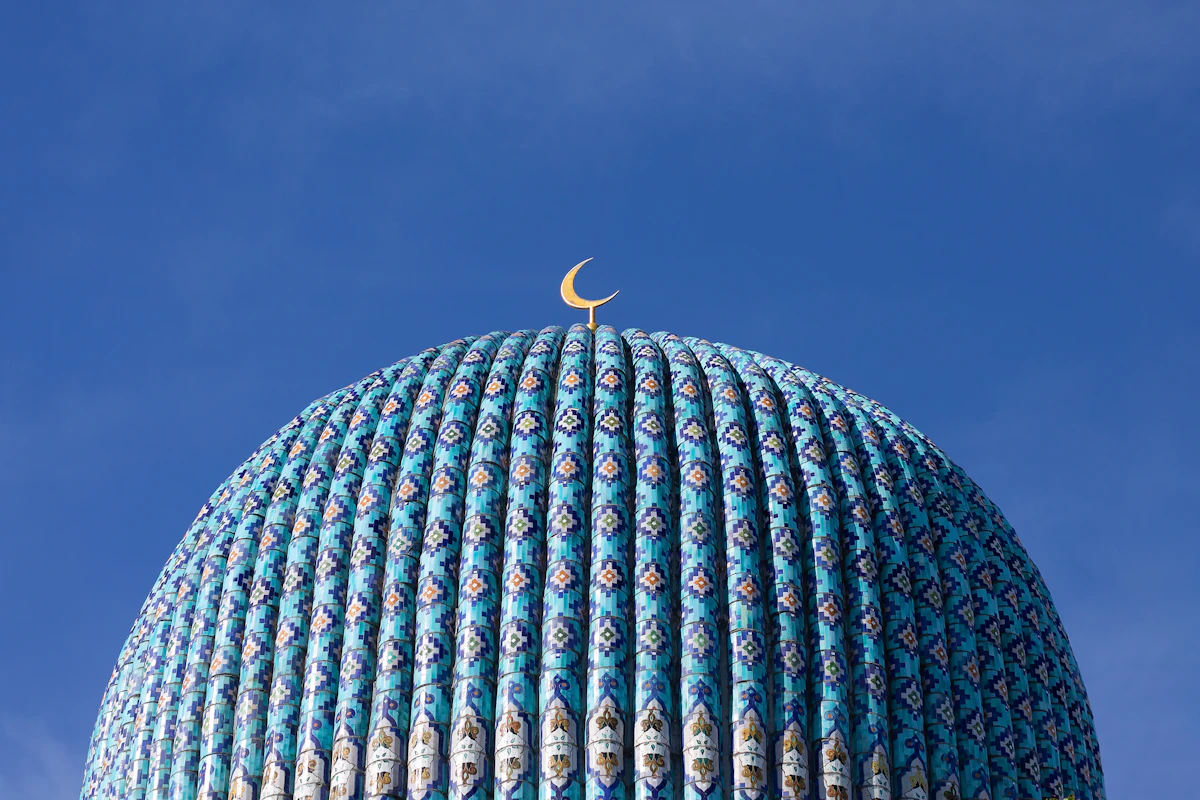 Dôme de mosquée couronné d'un croissant de lune