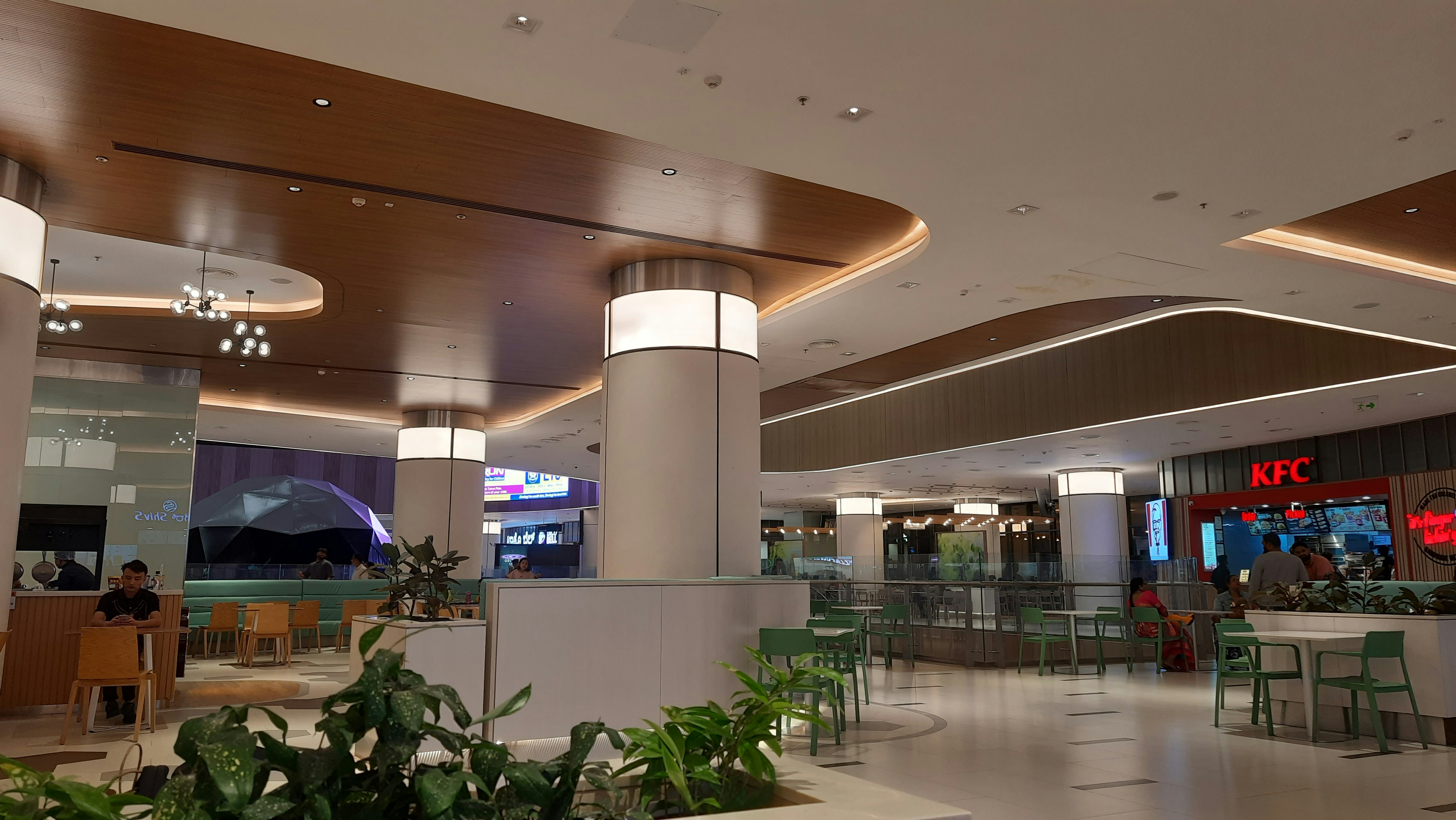 Macomb Mall comfortable seating area - macomb mall gratiot avenue roseville mi