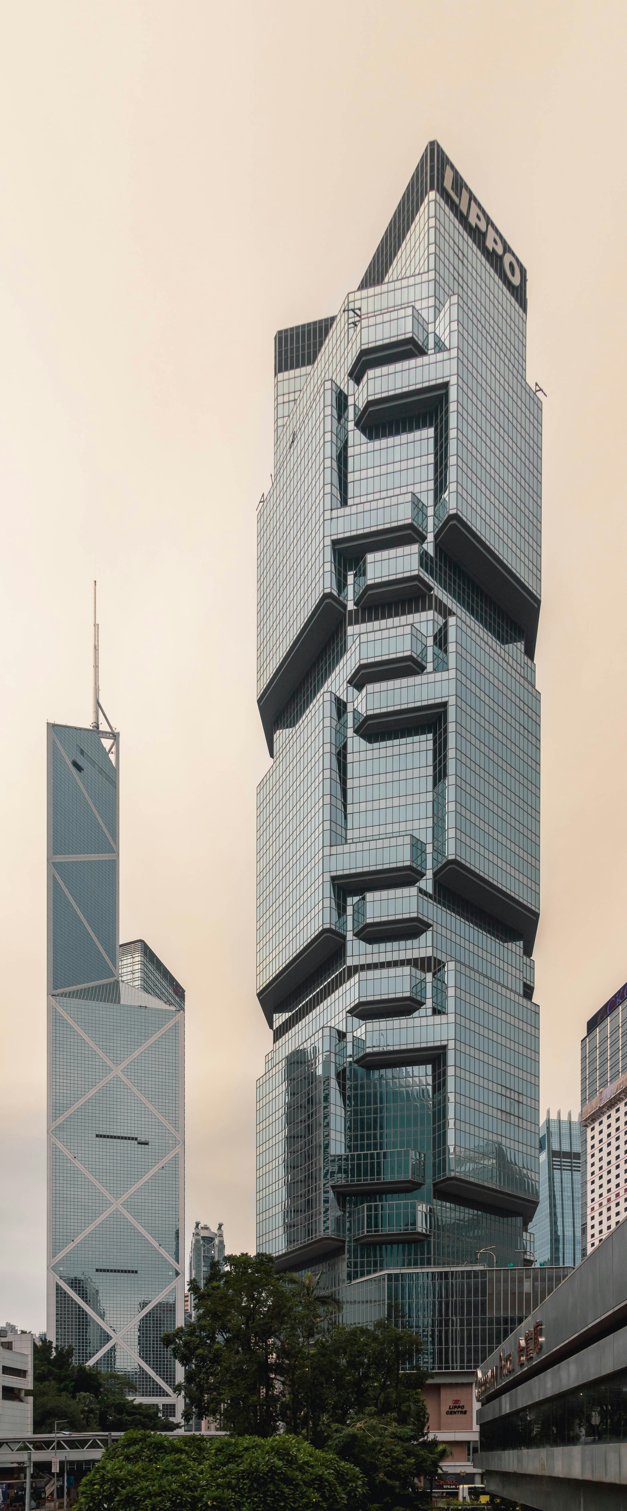 I grattacieli moderni si stagliano alti nello skyline della città