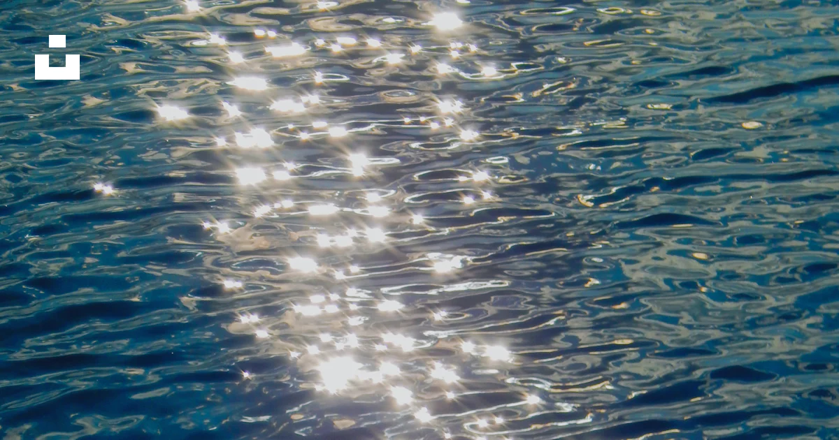 La luce del sole brilla e si riflette sull'acqua. foto Immagine gratis di Astratto su Unsplash La luce del sole brilla e si riflette sull'acqua. foto Immagine gratis di Astratto su Unsplash