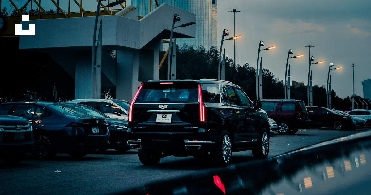 Cars drive near the kingdom tower in riyadh. photo – Free Car Image on ...