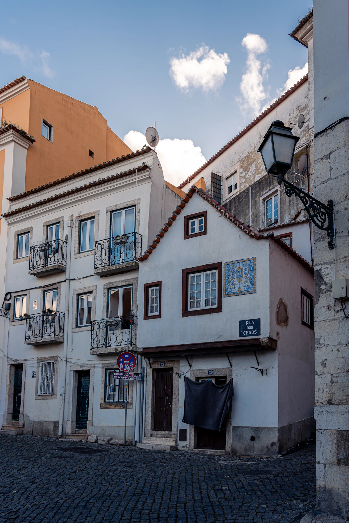Calle estrecha del casco antiguo de Algemesí durante una mudanza