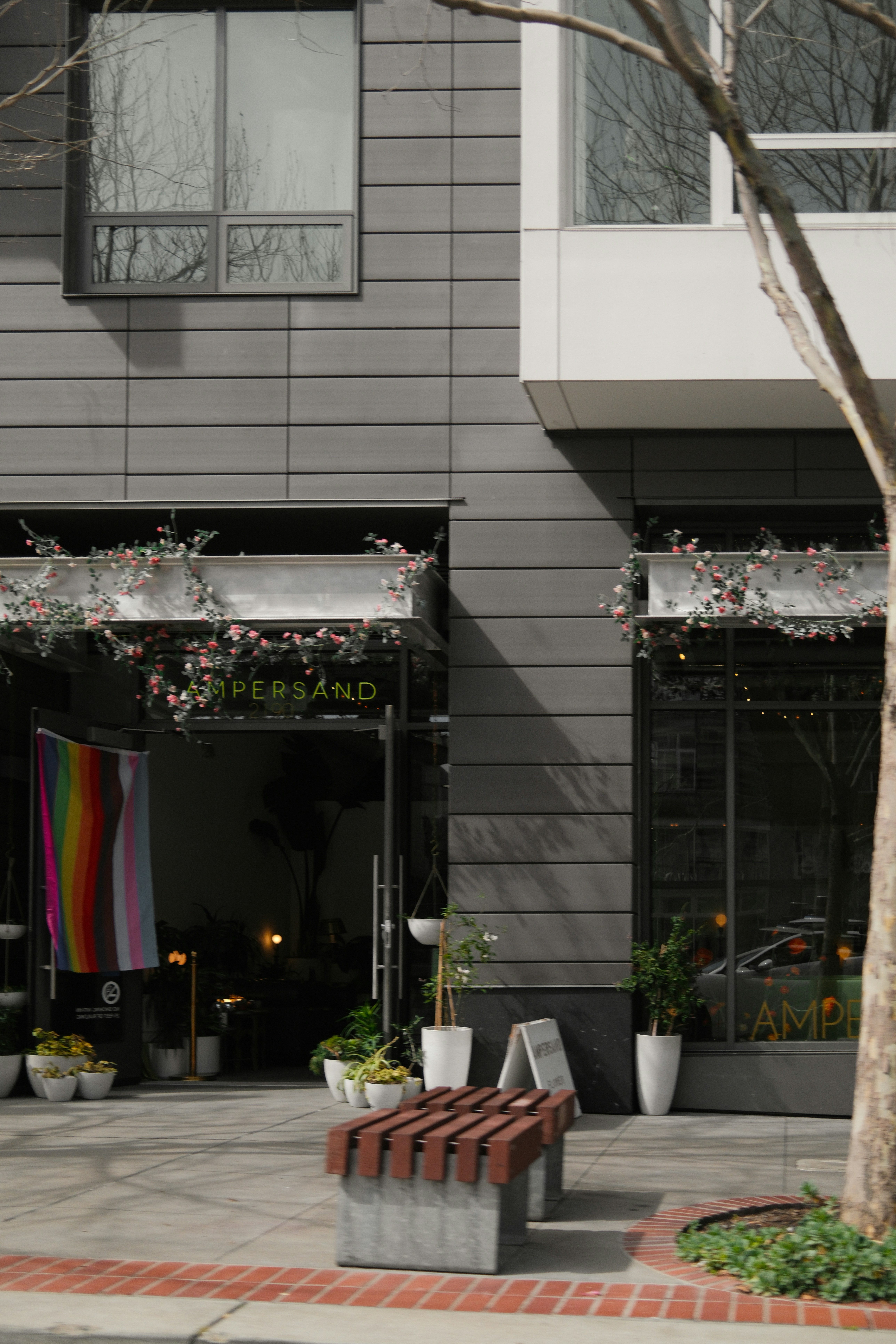 Ein Schaufenster mit einer LGBTQ+ Pride-Flagge.