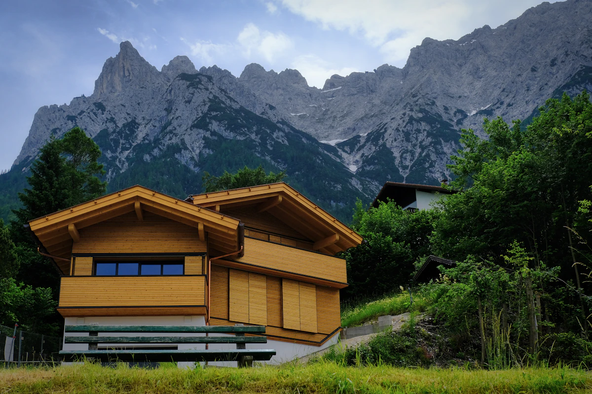 Chalets au pied des Alpes