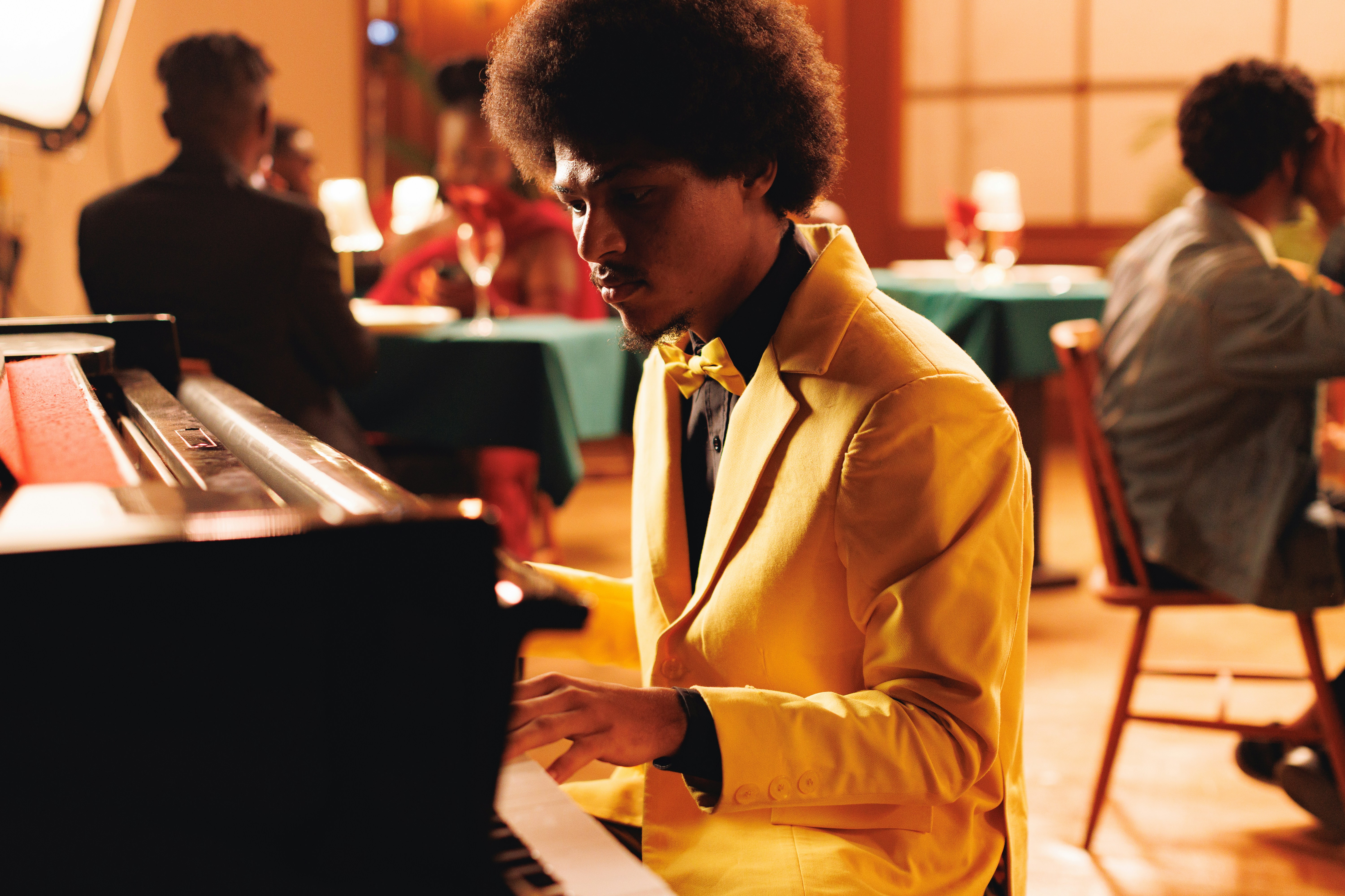 Un pianista suona musica in un ristorante.