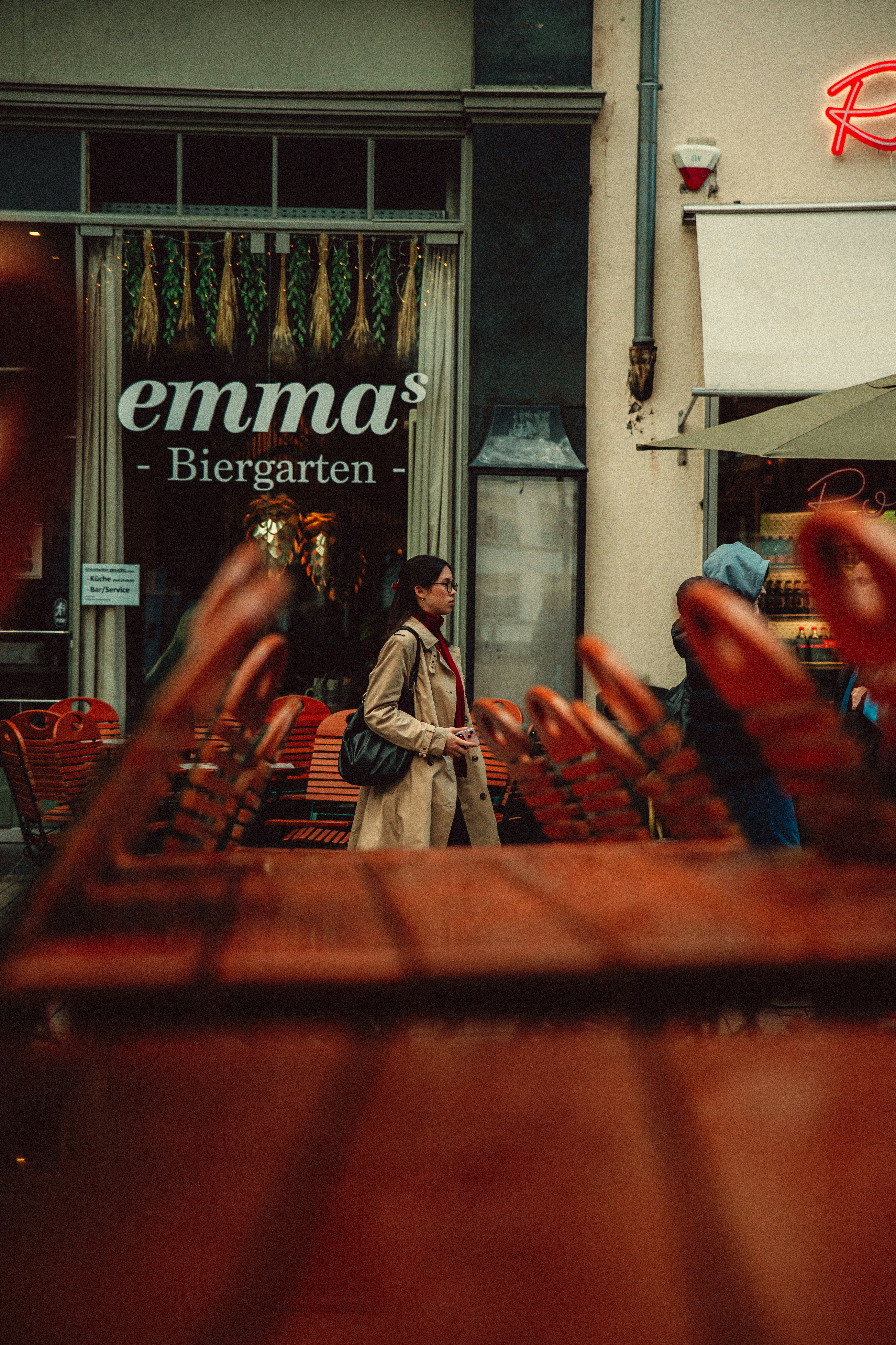 Frau geht an "emma's biergarten" vorbei.