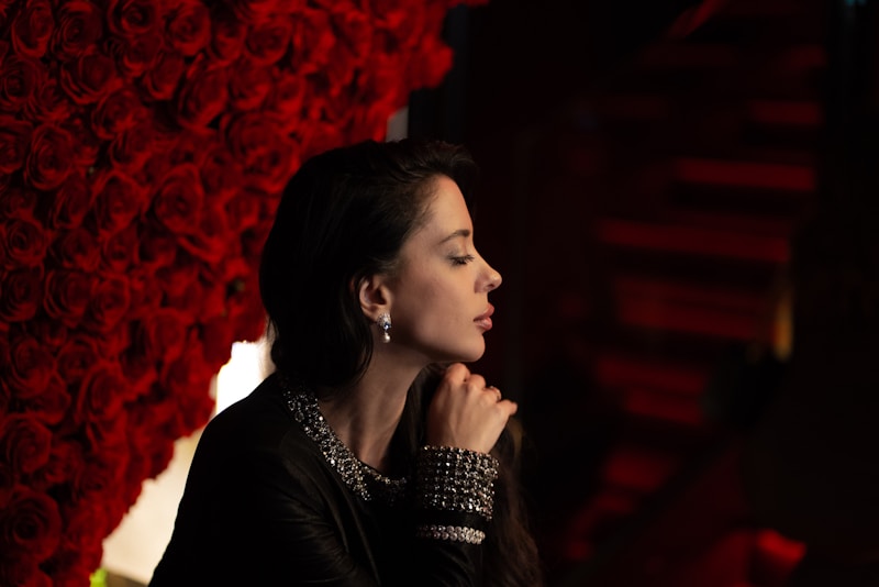 Mujer frente a rosas rojas