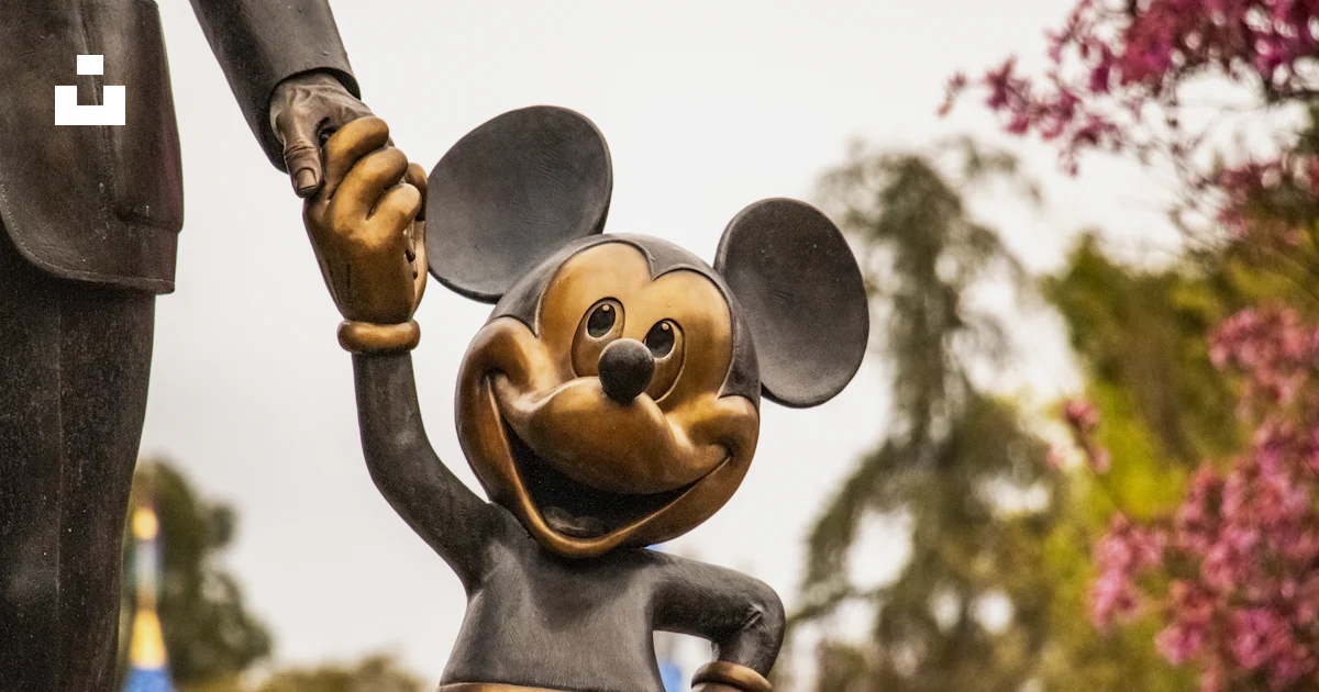 Walt Disney segura a mão do Mickey Mouse. foto – Imagem grátis sobre ...