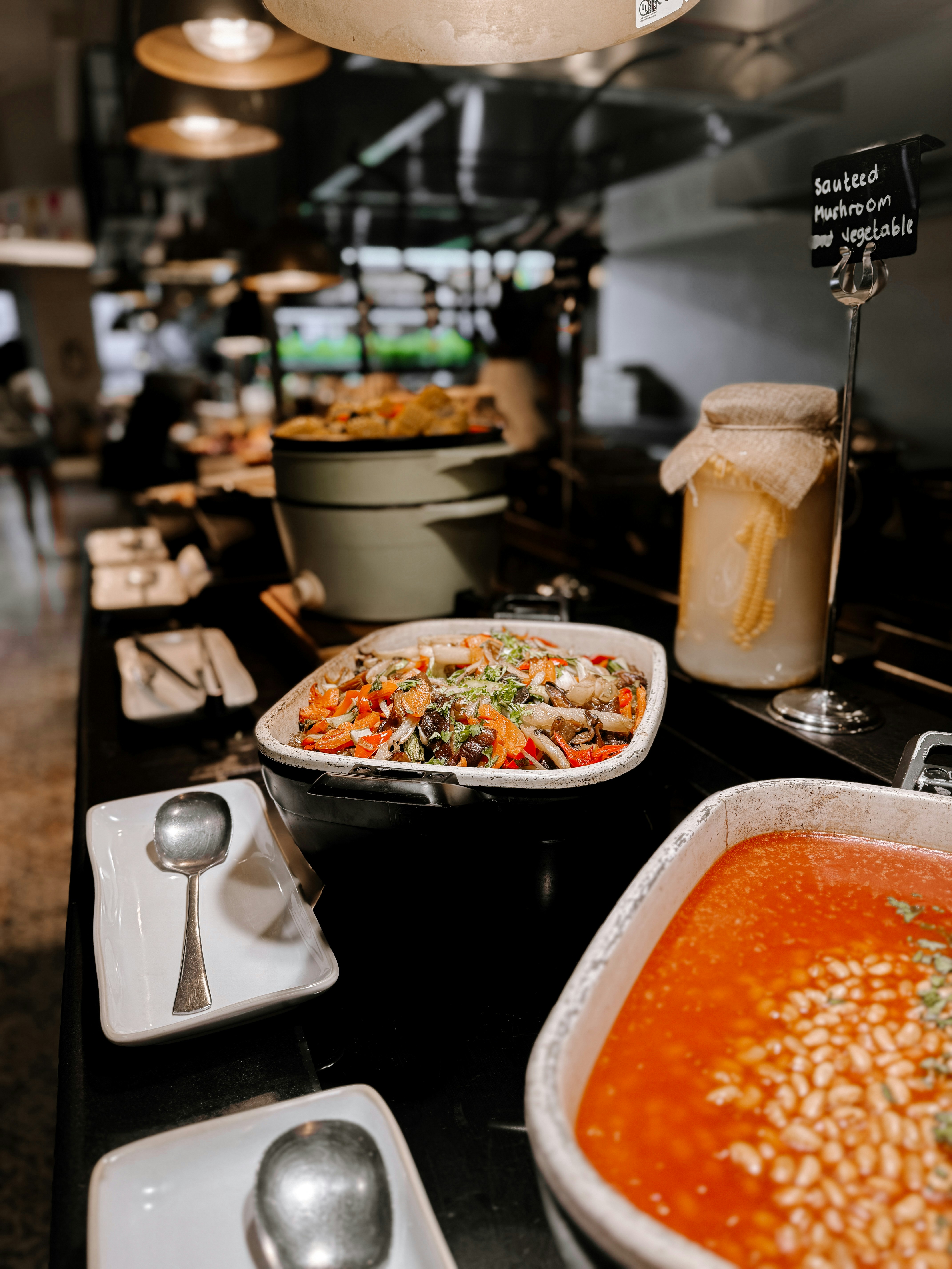 다양하고 맛있는 음식을 제공하는 뷔페.