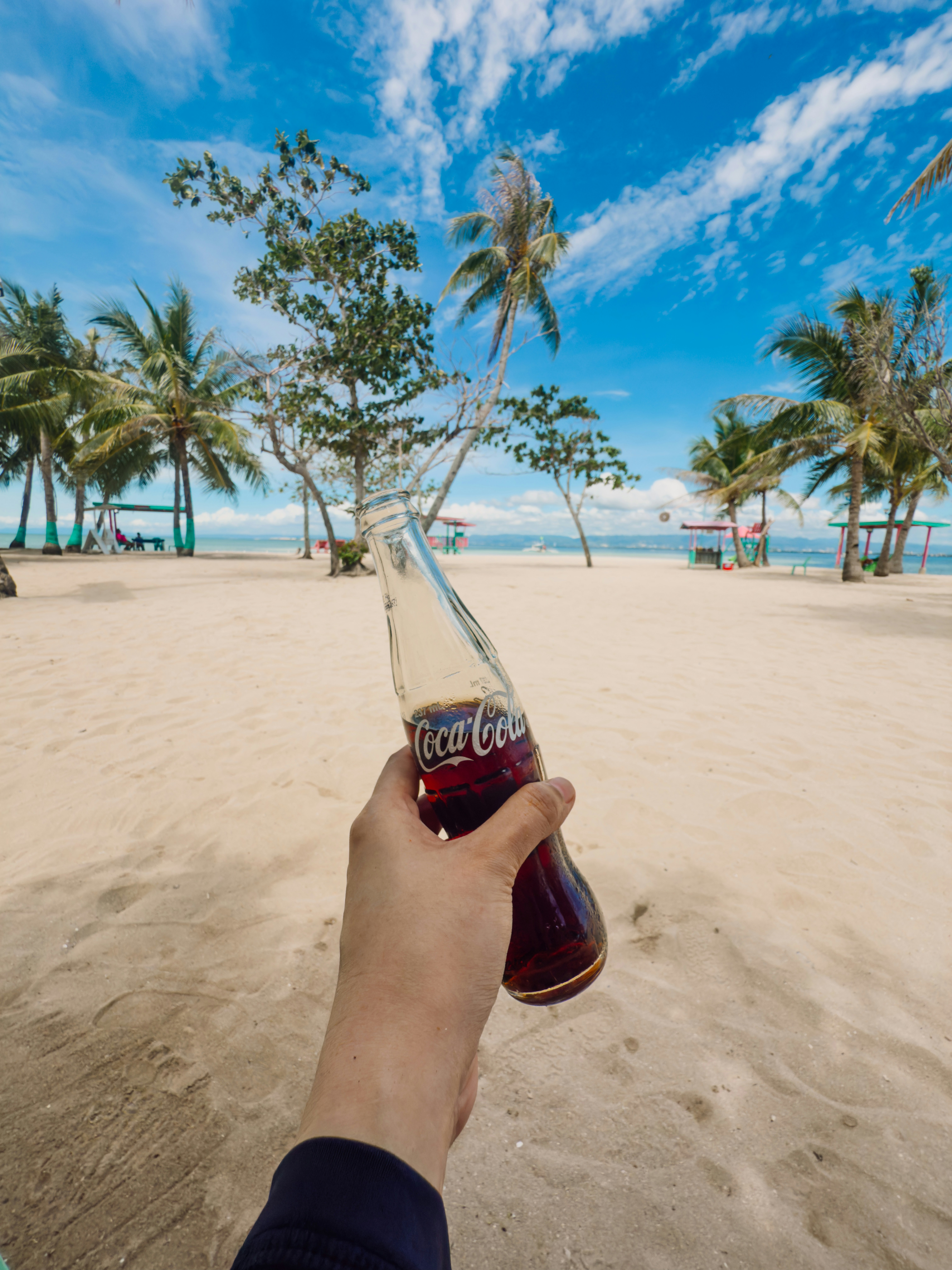 아름다운 해변에서 코카콜라를 즐긴다.