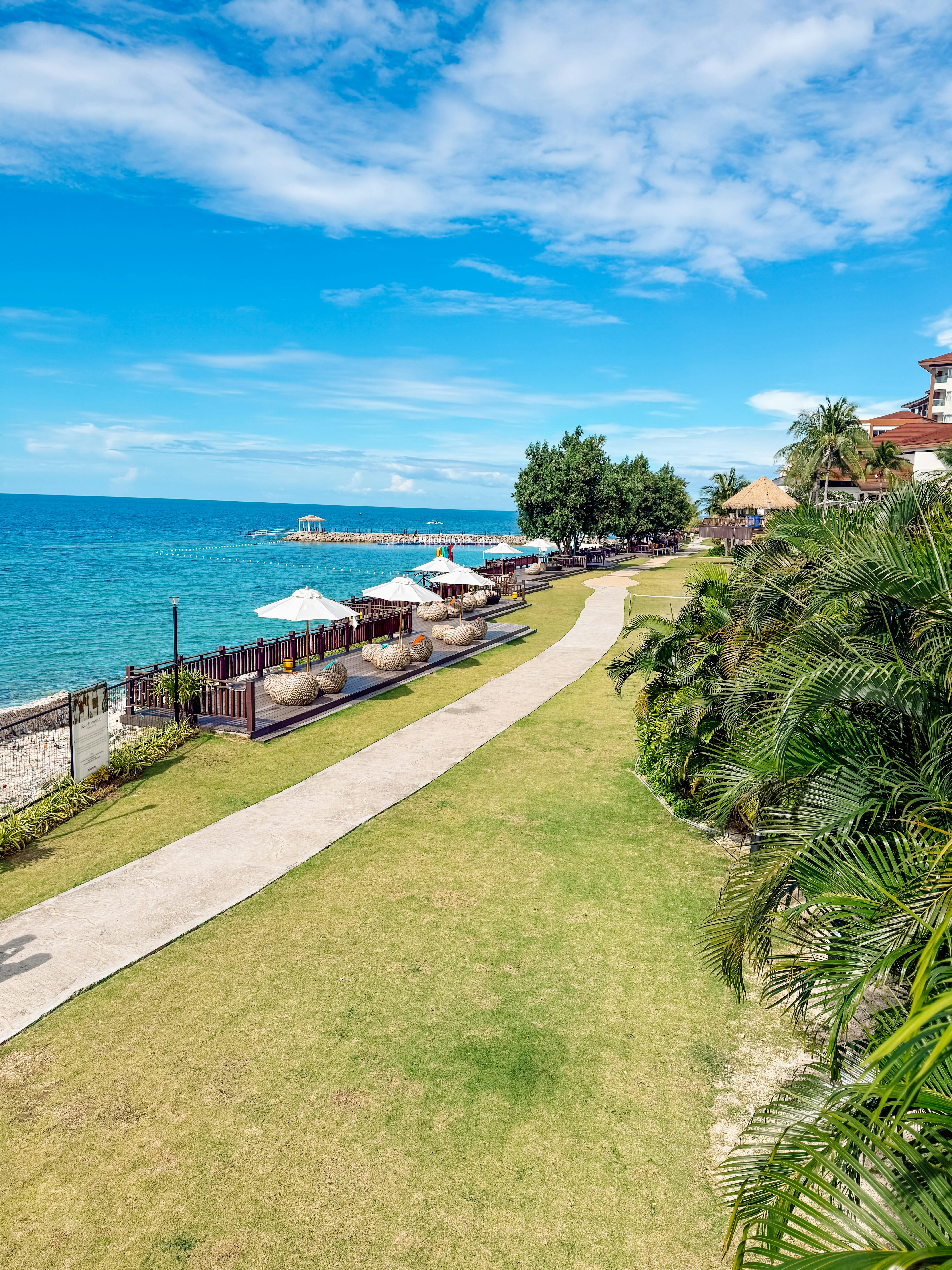 맑고 푸른 하늘과 아름다운 해변 풍경.