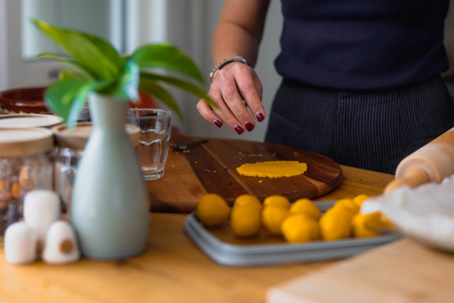 自宅キッチンでお菓子の生地を作る温かい風景