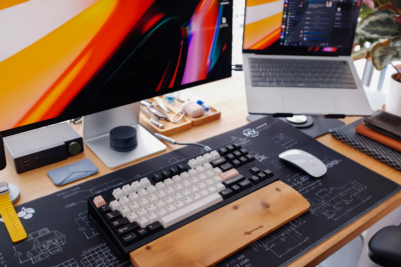 Cloud-Managed Monitors & Curved Displays