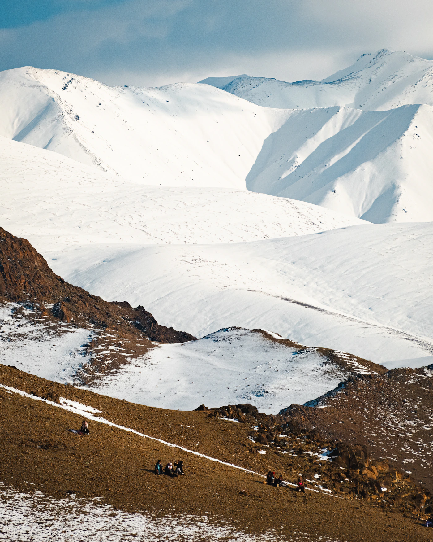 Montagnes enneigées de Mongolie – paysage immense steppe
