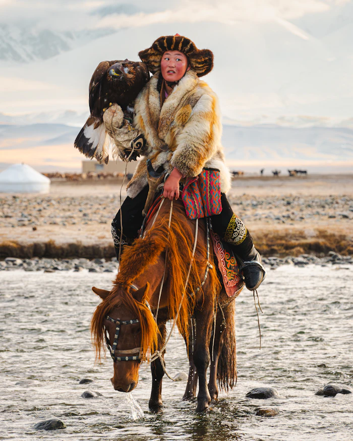 Cavalier mongol traversant une rivière à cheval