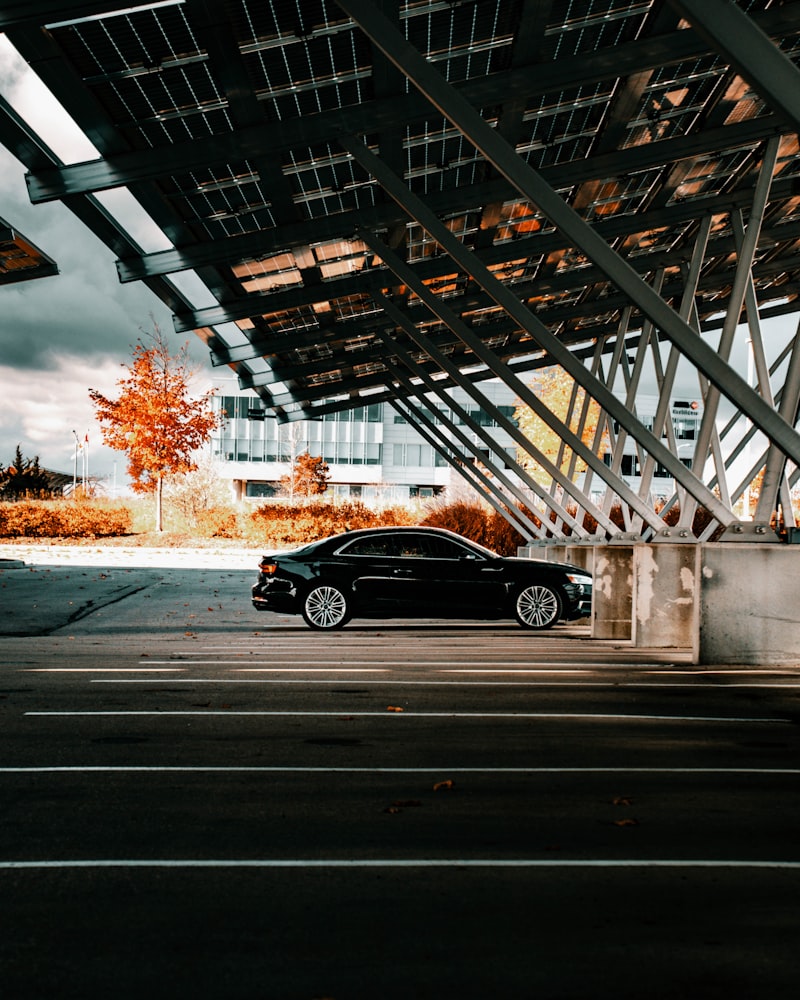 Ombrière et carport solaire photovoltaïque au-dessus d'un parking