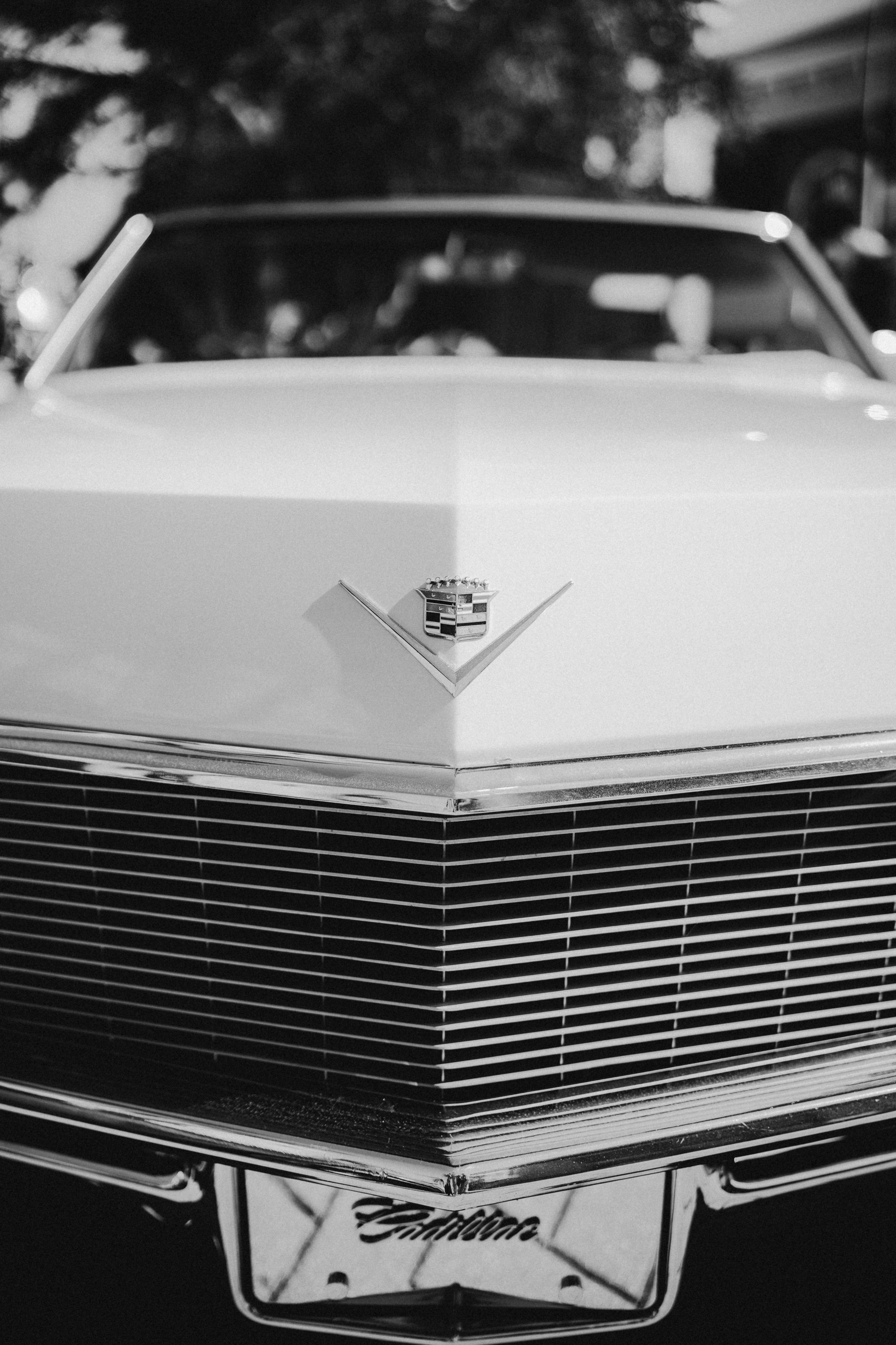 Una cadillac d'epoca è mostrata in bianco e nero.