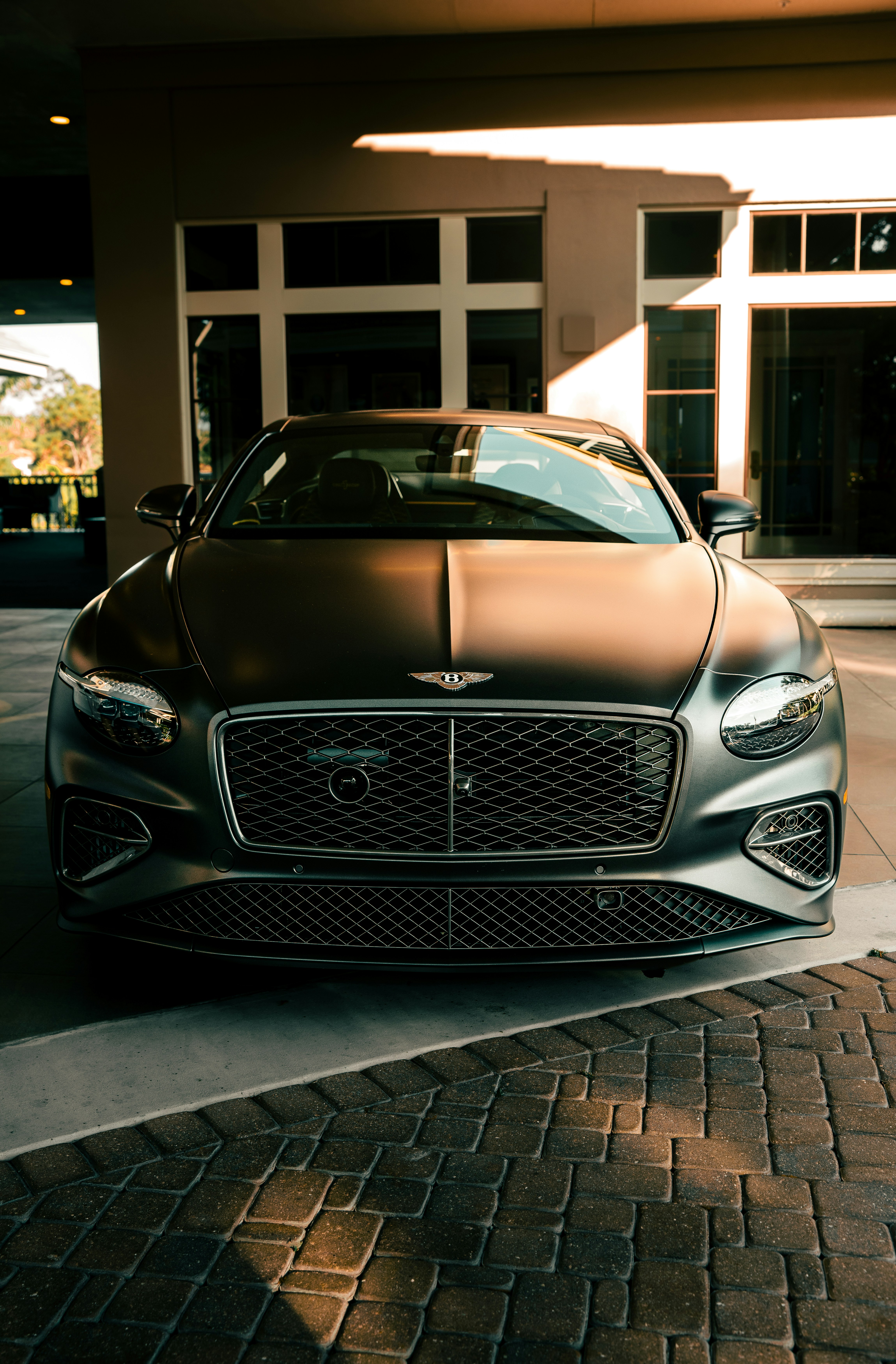 Una lussuosa auto bentley si trova su una porta.